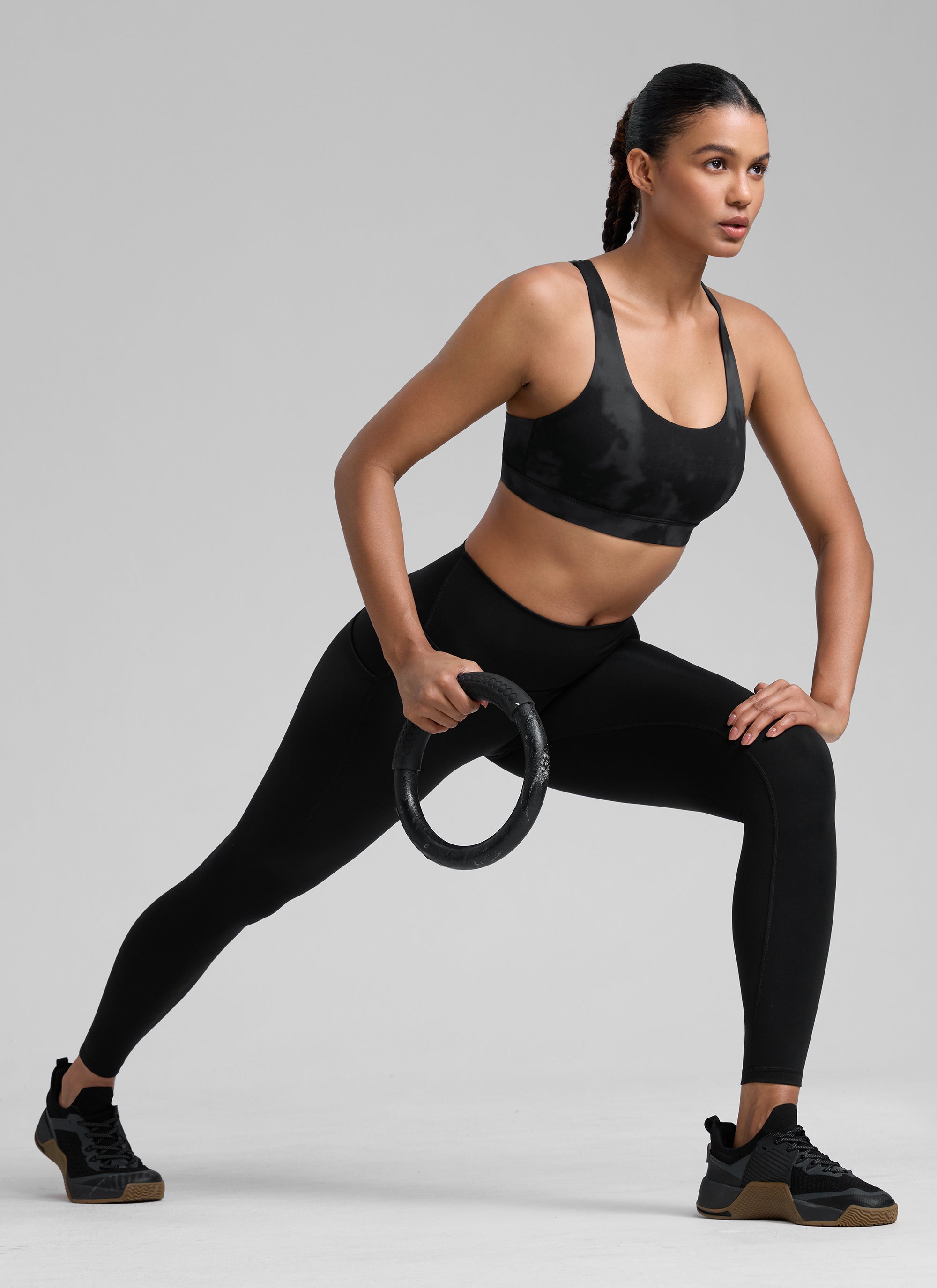 CRZ YOGA Damen Gekreuzt Rücken Spaghetti Abnehmbare Pads BH Schwarze Tie-Dye-Blumen