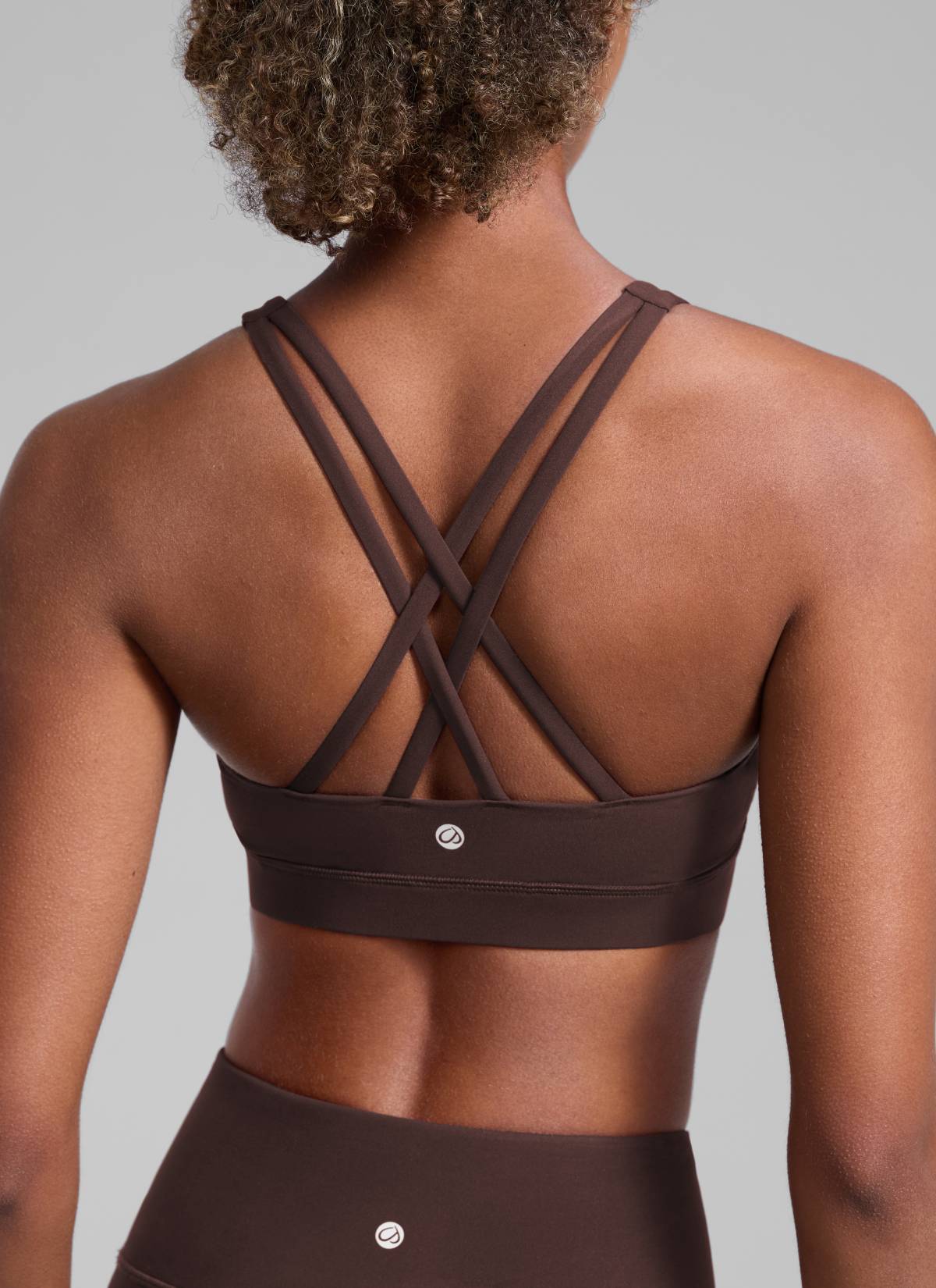 CRZ YOGA Damen Gekreuzt Rücken Spaghetti Abnehmbare Pads BH Heißes Fudge-Brown