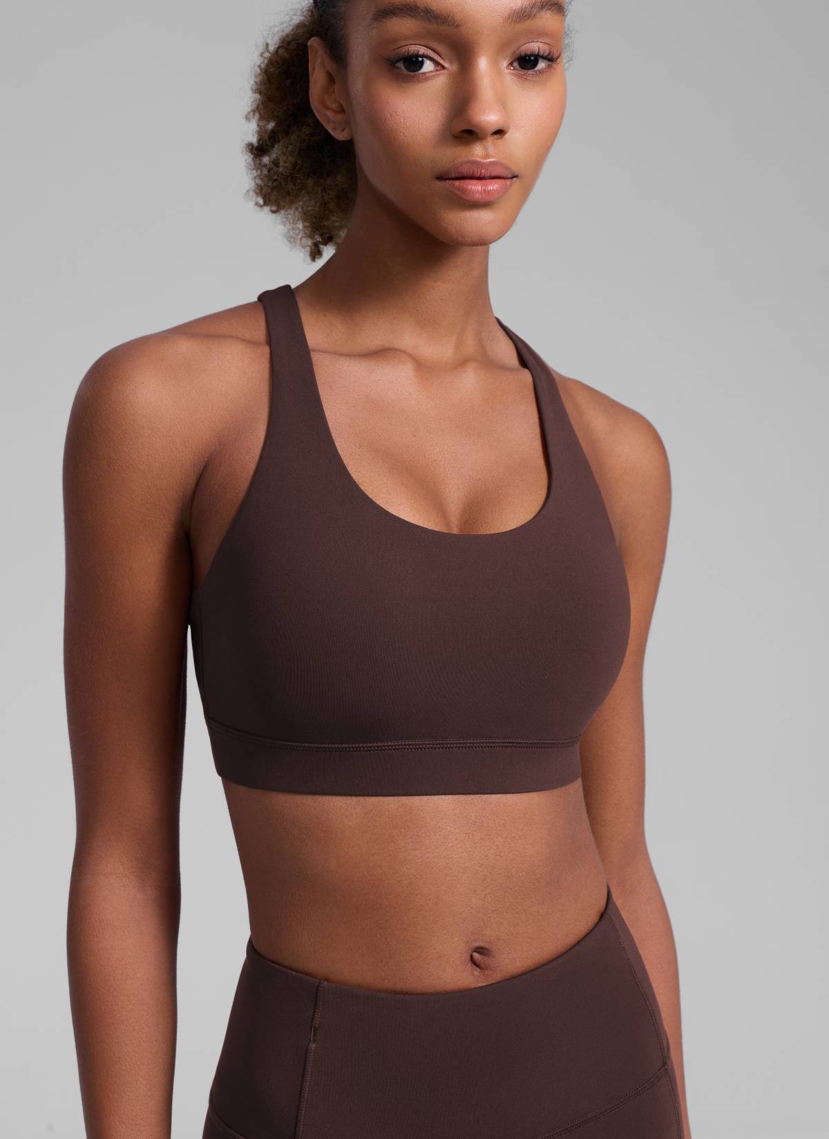 CRZ YOGA Damen Gekreuzt Rücken Spaghetti Abnehmbare Pads BH Heißes Fudge-Brown