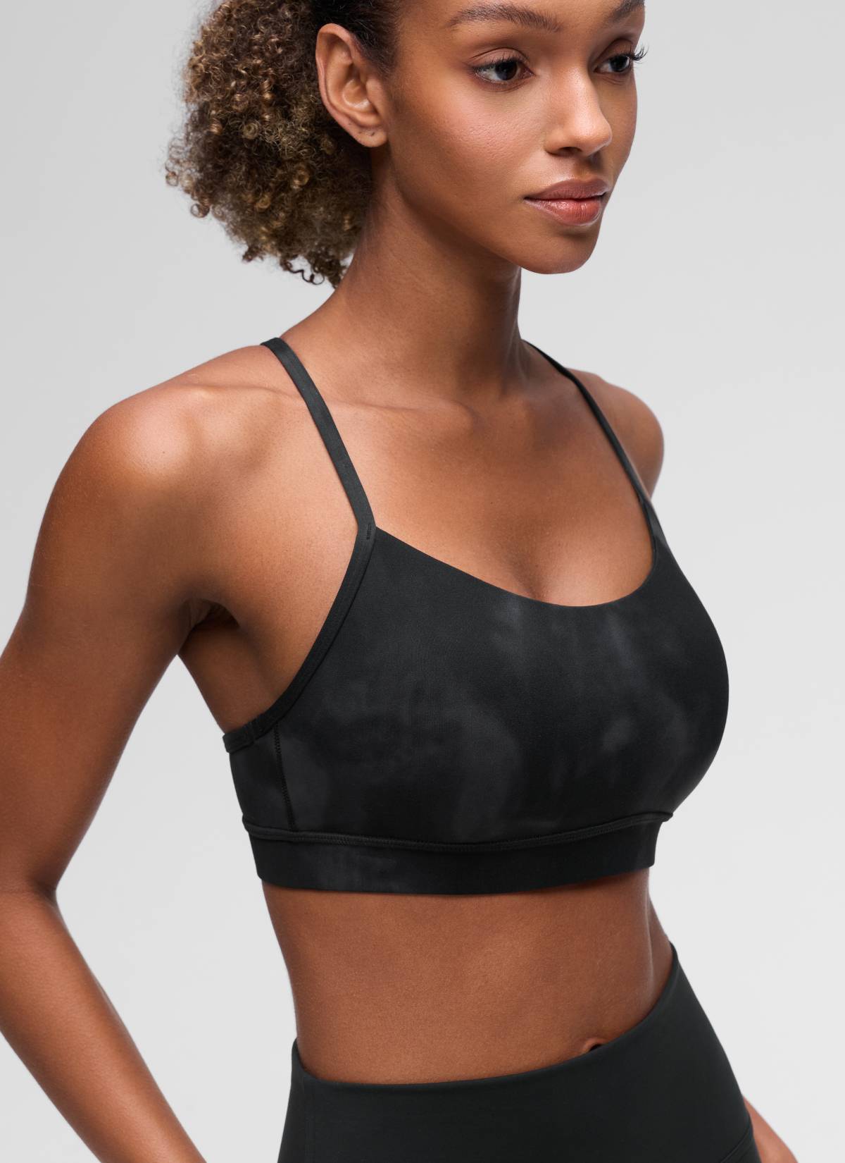 CRZ YOGA Damen Butterluxe Y-Rücken Racerback Sport BH Schwarze Tie-Dye-Blumen