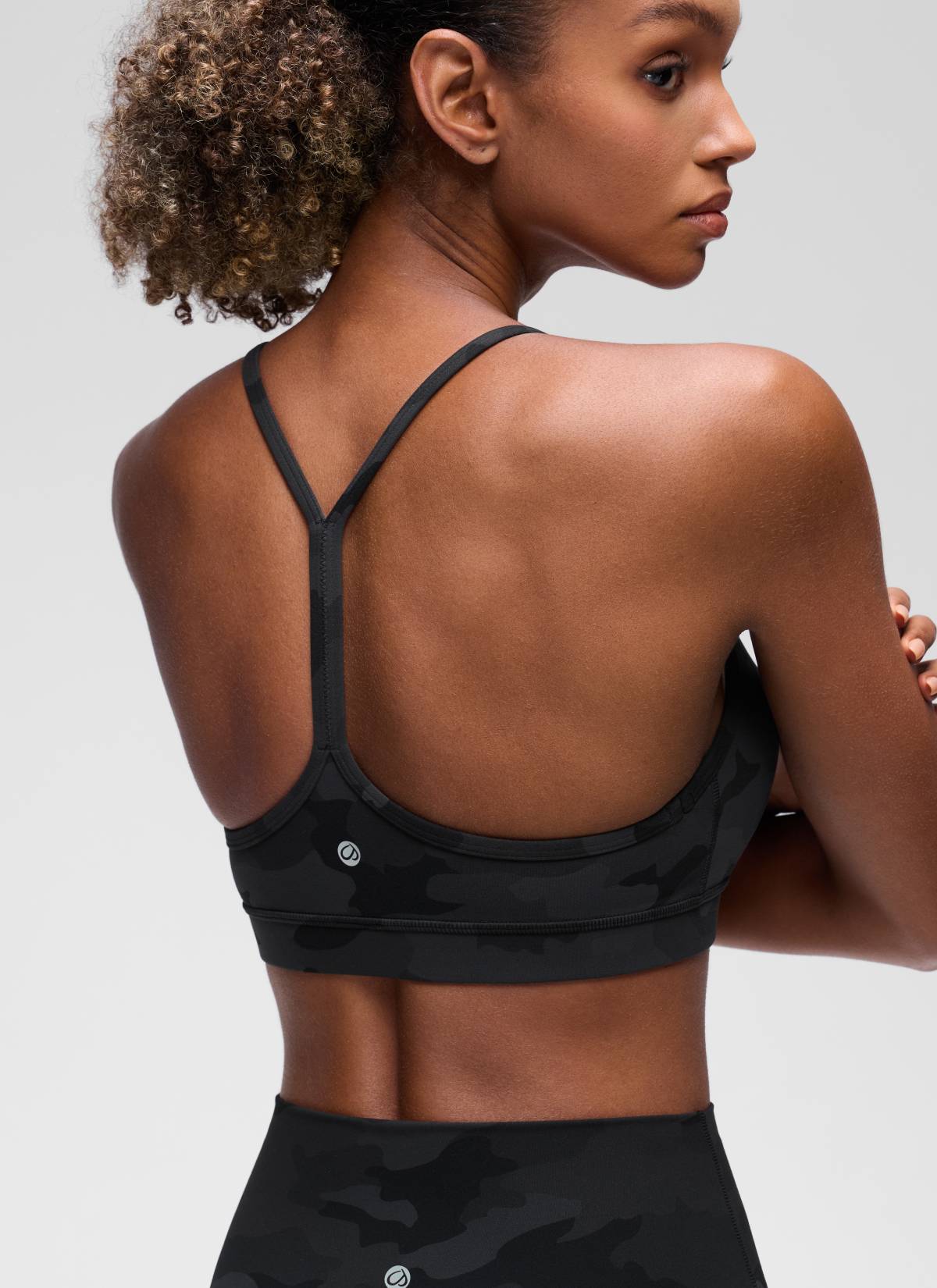 CRZ YOGA Damen Butterluxe Y-Rücken Racerback Sport BH Dunkelgraue Tarnung 2 @model_info:Patrica