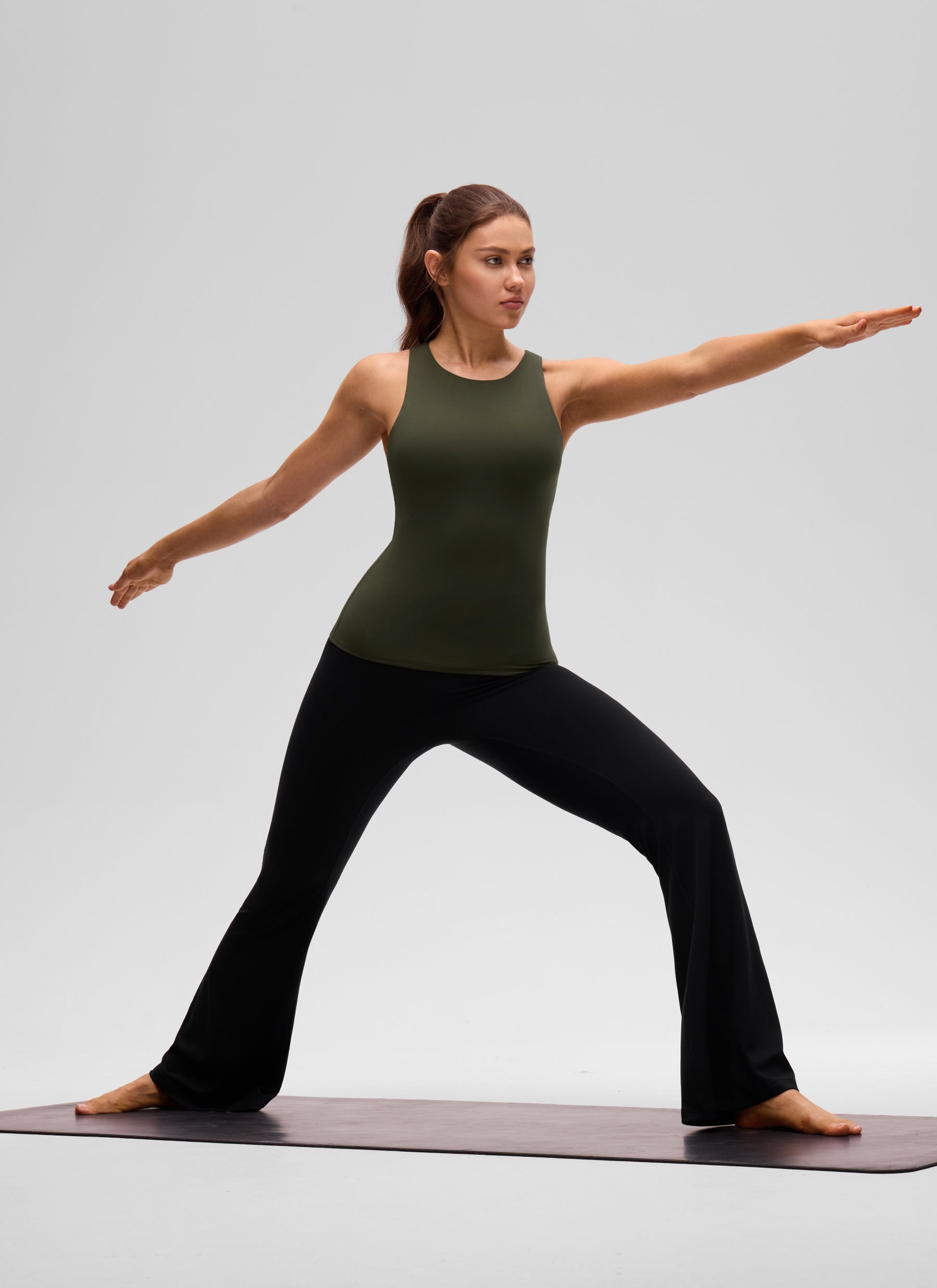 CRZ YOGA Damen Butterluxe Racerback Longline Gepolstert Tank Top Olivgrün