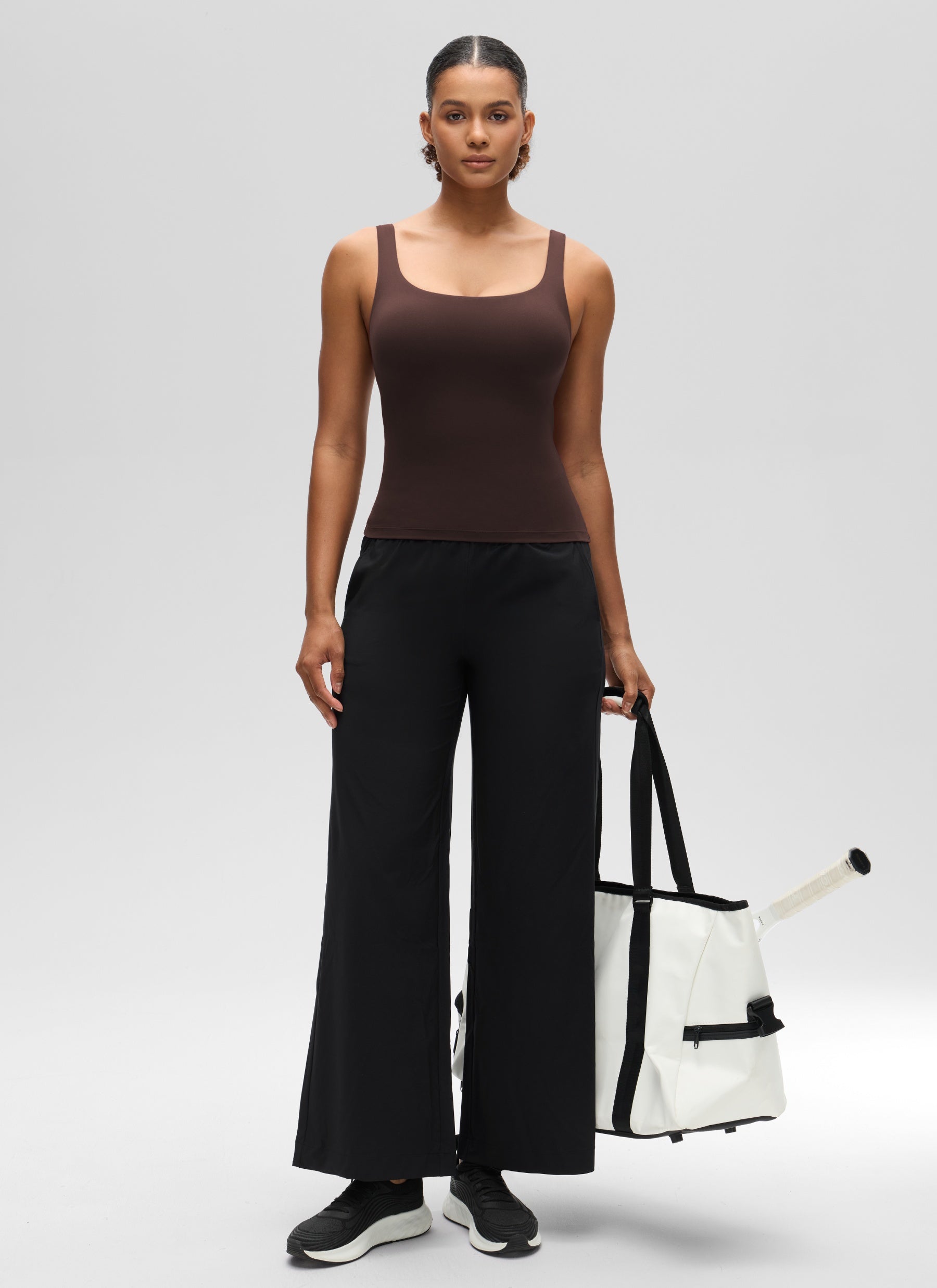 CRZ YOGA Damen Butterluxe Sport Tank Tops mit Integriertem BH Heißes Fudge-Brown