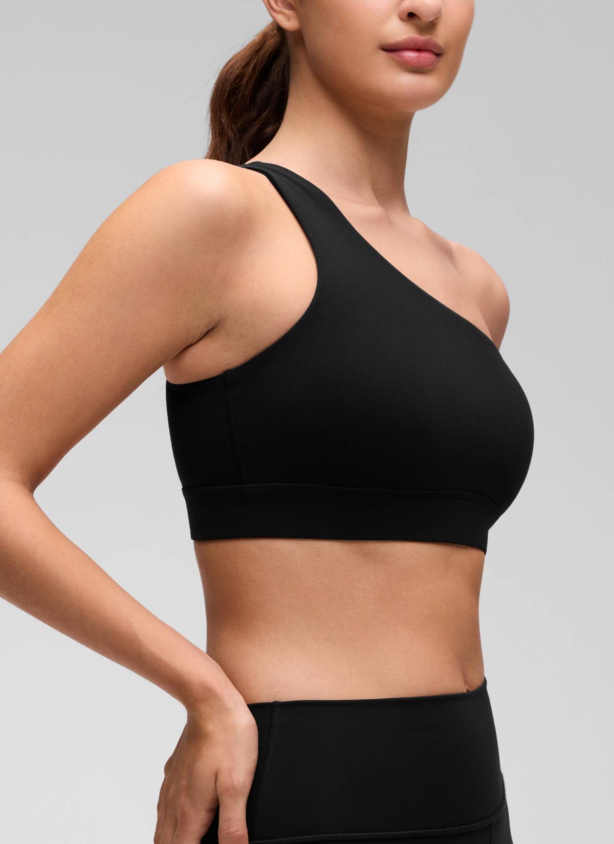 CRZ YOGA Butterluxe Womens One Shoulder Sports Bra Asymmetrical Padded Schwarz