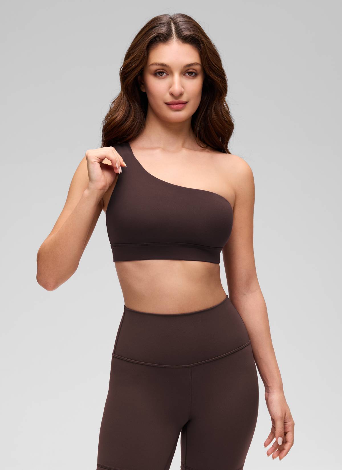 CRZ YOGA Butterluxe Womens One Shoulder Sports Bra Asymmetrical Padded Heißes Fudge-Brown