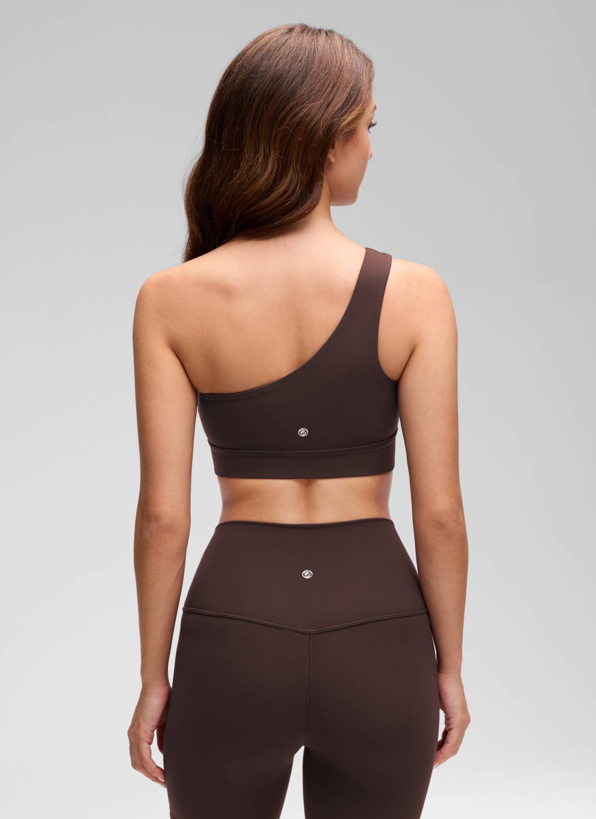 CRZ YOGA Butterluxe Womens One Shoulder Sports Bra Asymmetrical Padded Heißes Fudge-Brown