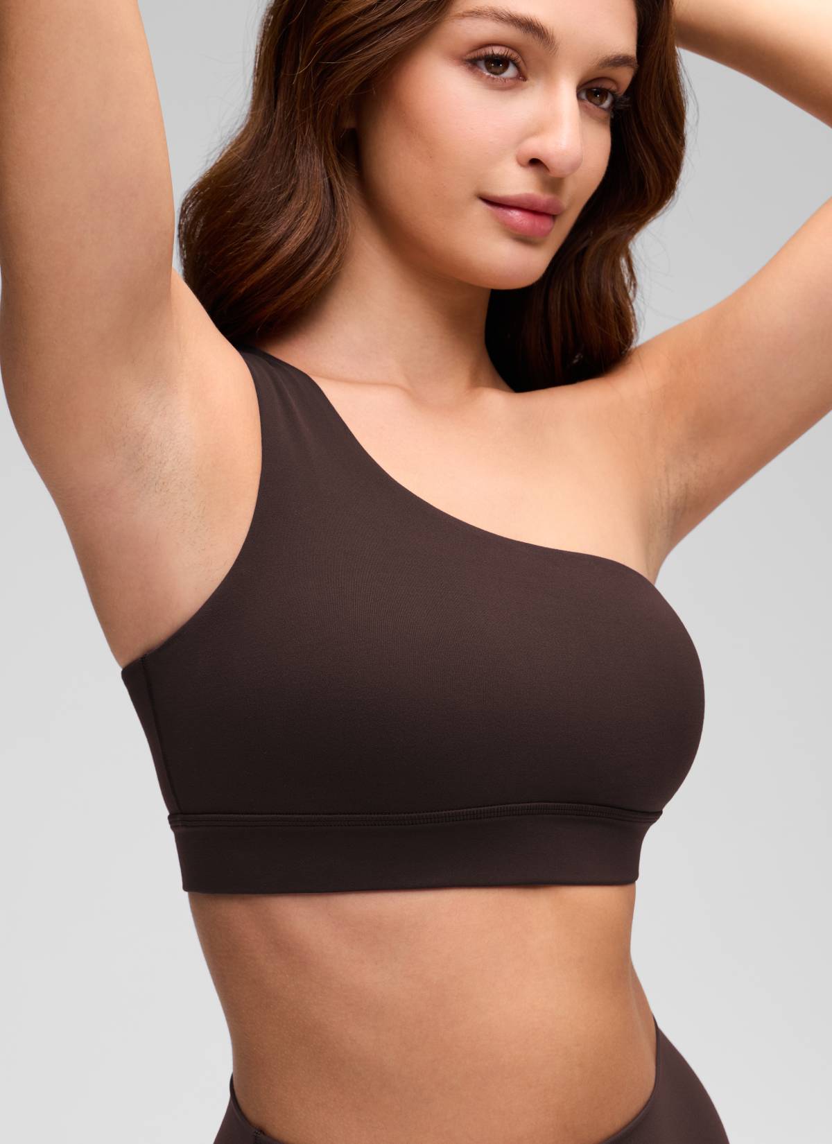 CRZ YOGA Butterluxe Womens One Shoulder Sports Bra Asymmetrical Padded Heißes Fudge-Brown
