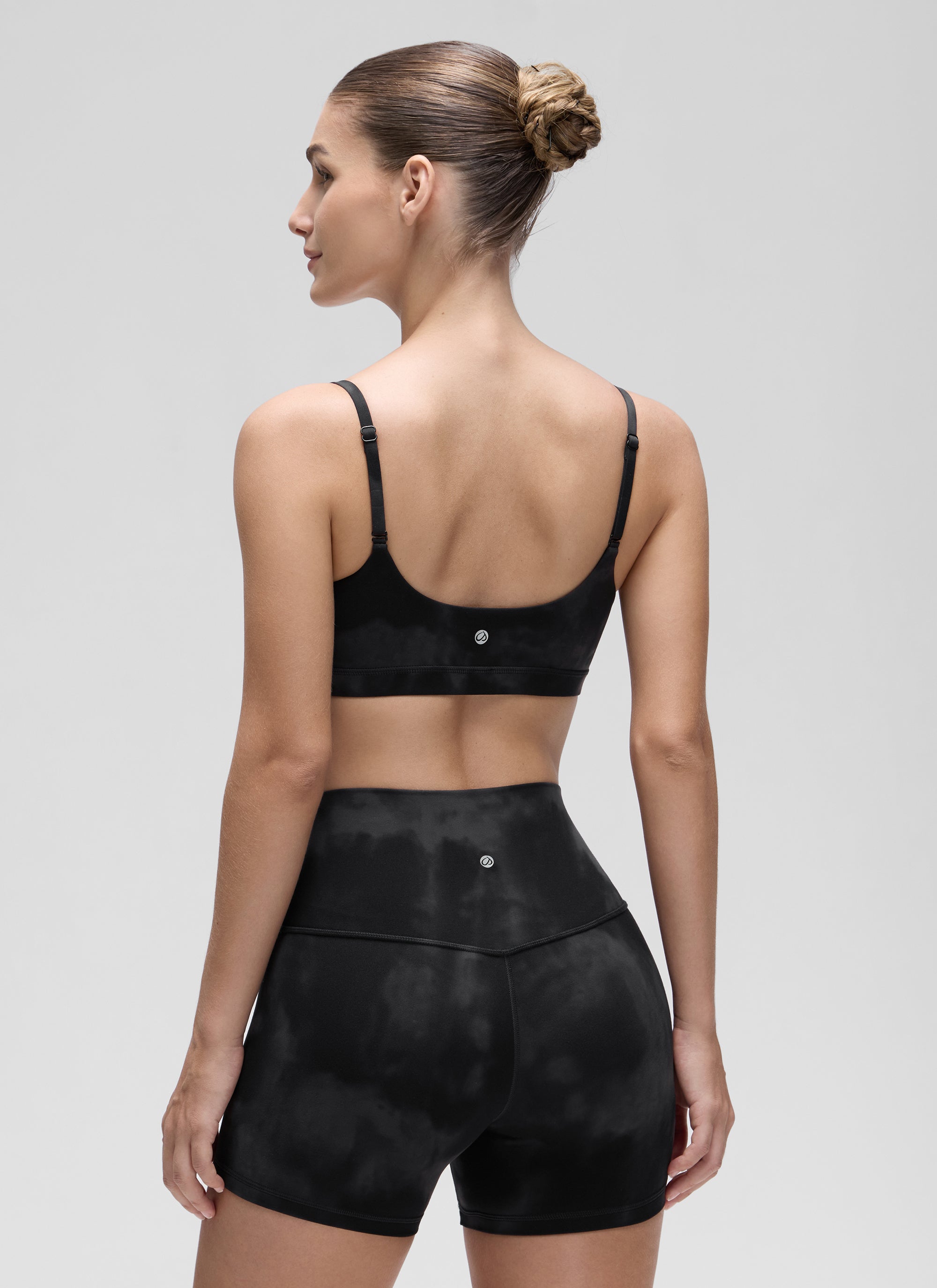 CRZ YOGA Butterluxe Damen Verstellbar Spaghetti Träger Sport BH Schwarze Tie-Dye-Blumen
