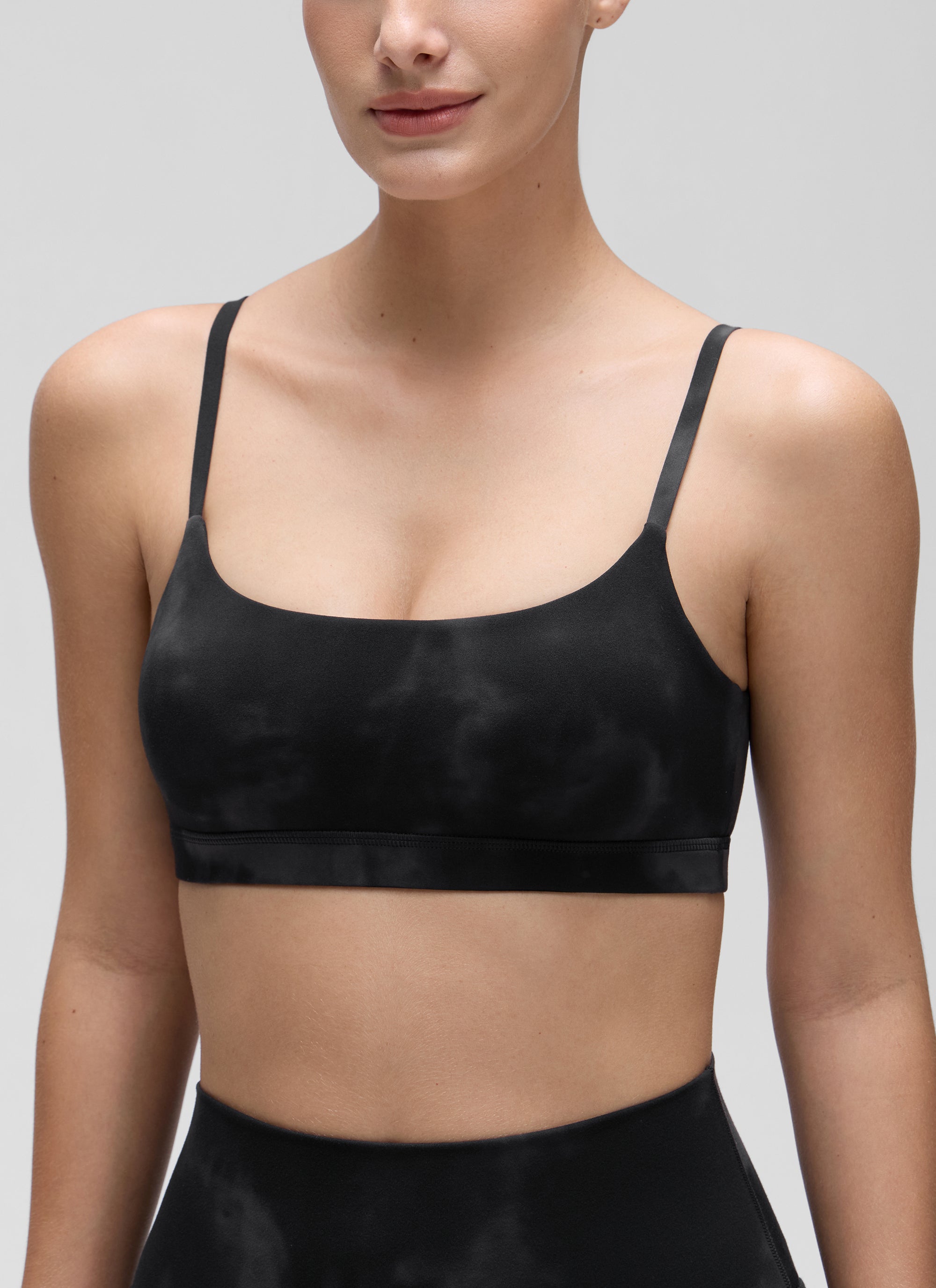 CRZ YOGA Butterluxe Damen Verstellbar Spaghetti Träger Sport BH Schwarze Tie-Dye-Blumen