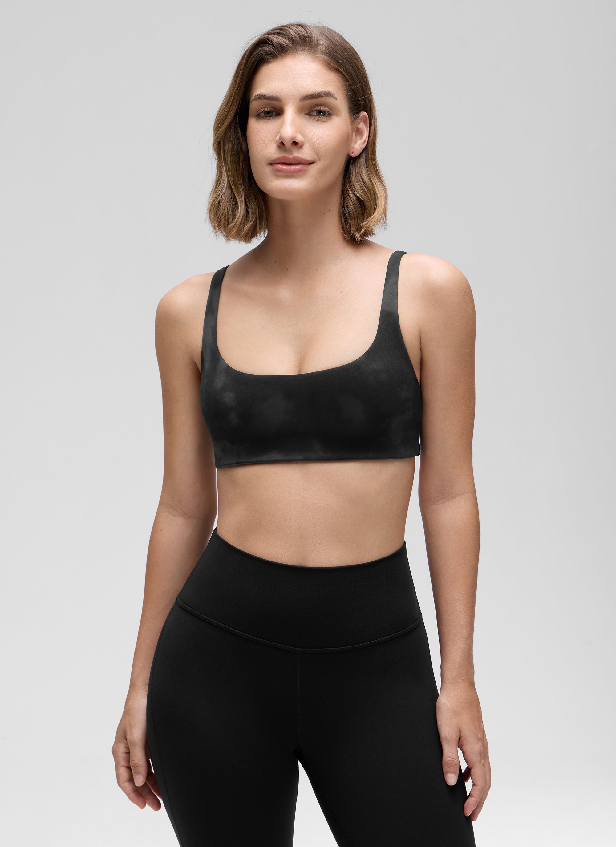 CRZ YOGA Damen Butterluxe Cami mit quadratischem Ausschnitt Mini-BH Schwarze Tie-Dye-Blumen
