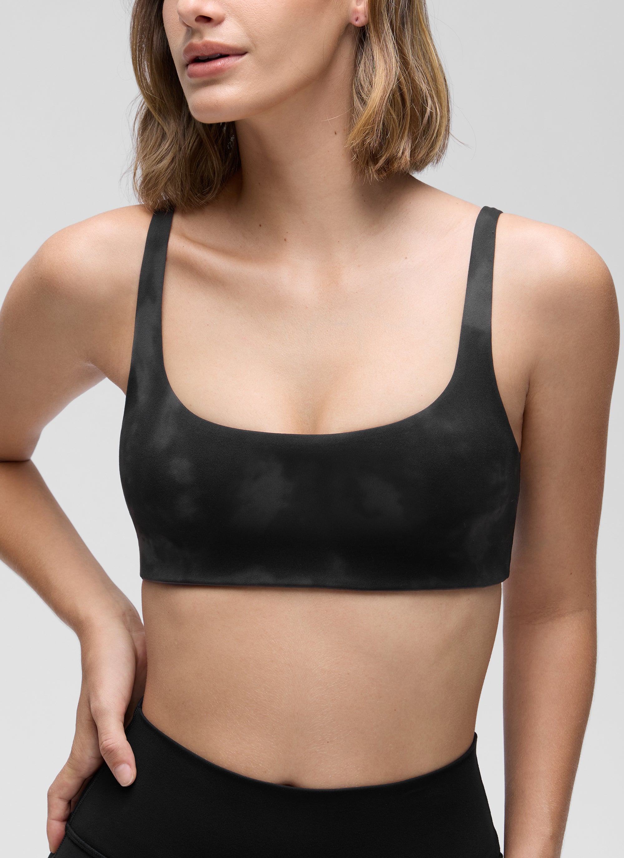 CRZ YOGA Damen Butterluxe Cami mit quadratischem Ausschnitt Mini-BH Schwarze Tie-Dye-Blumen
