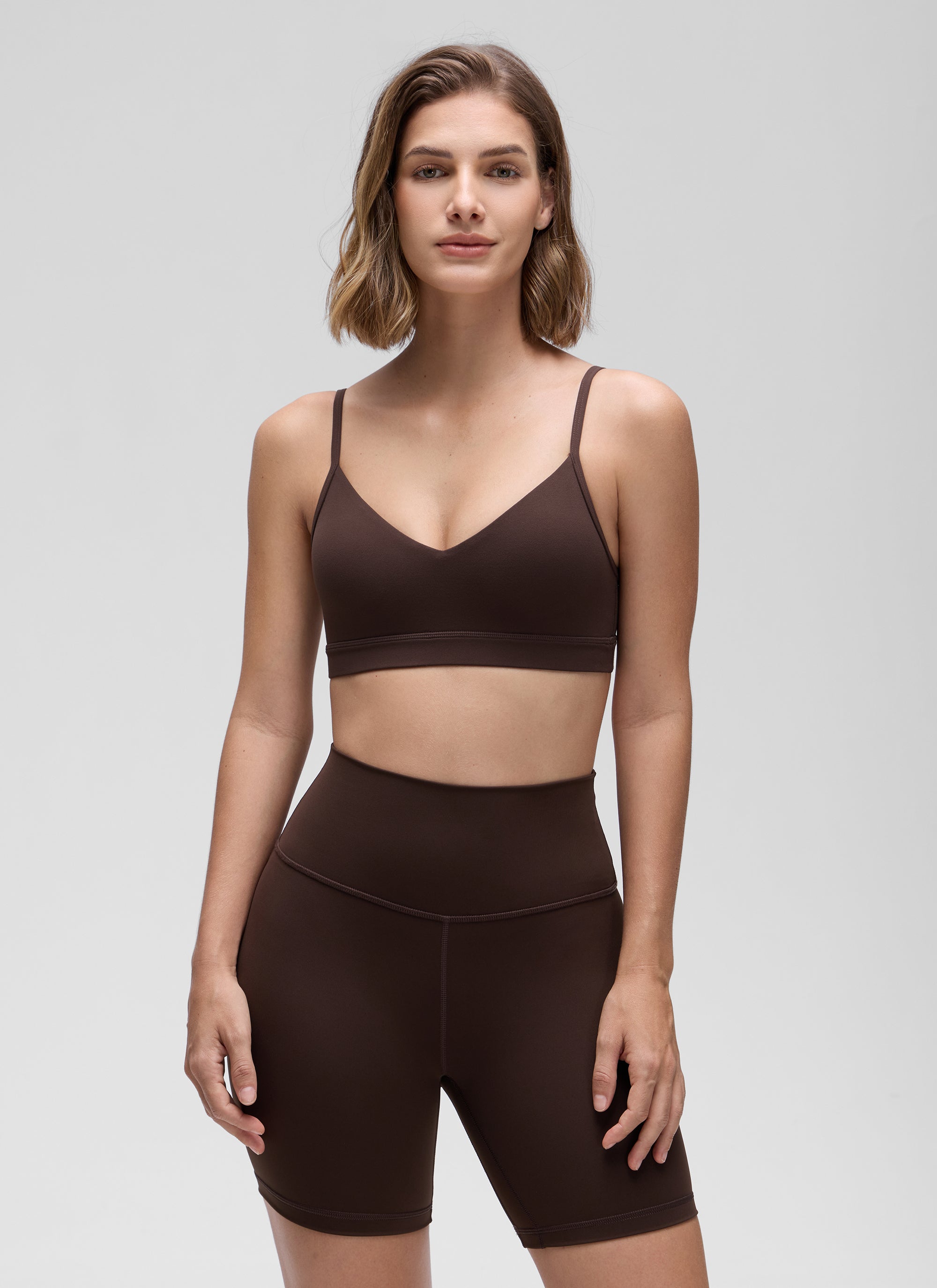 CRZ YOGA Damen Butterluxe V-Ausschnitt Verstellbar Spaghetti Sport BH Heißes Fudge-Brown