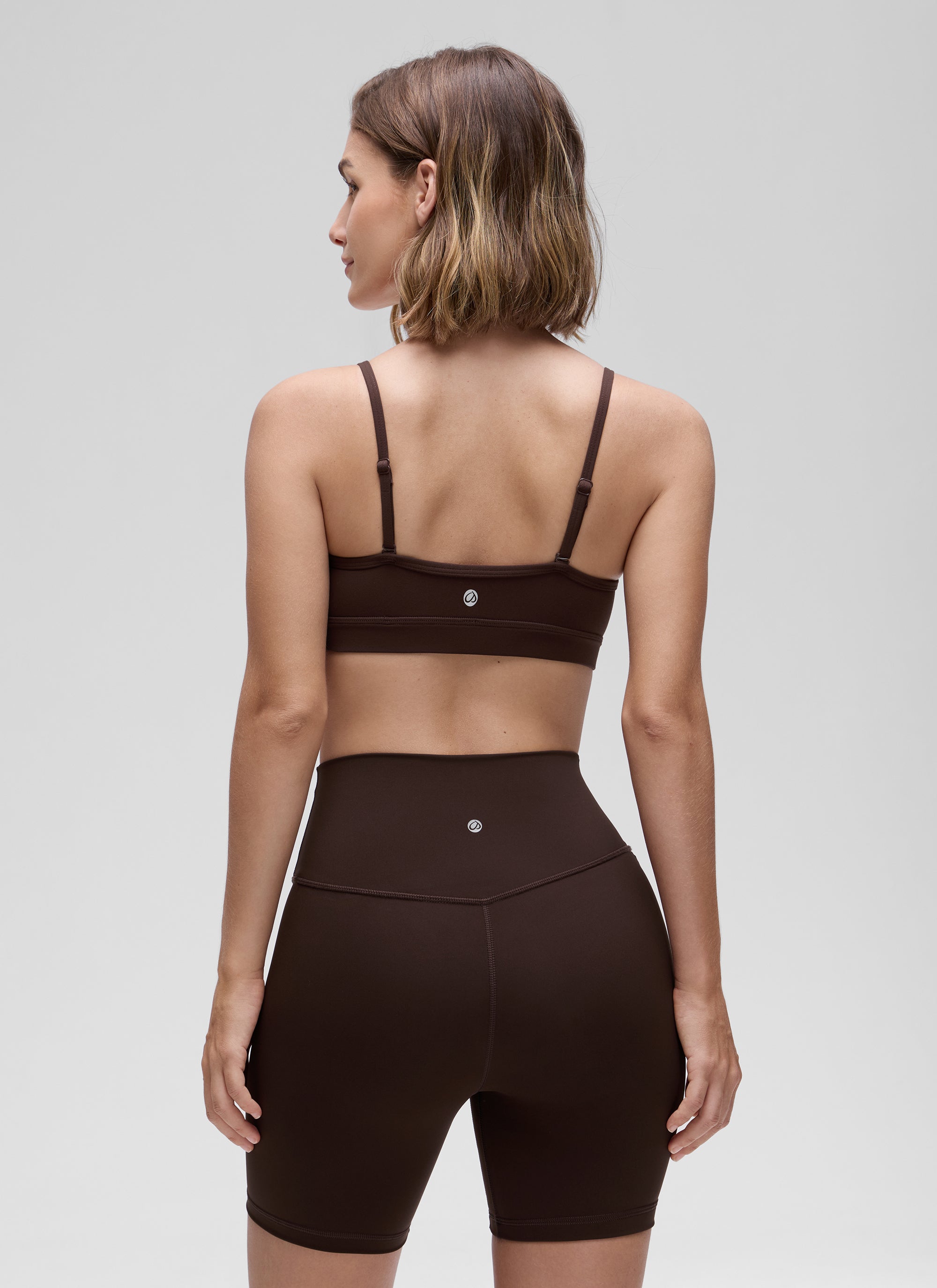 CRZ YOGA Damen Butterluxe V-Ausschnitt Verstellbar Spaghetti Sport BH Heißes Fudge-Brown