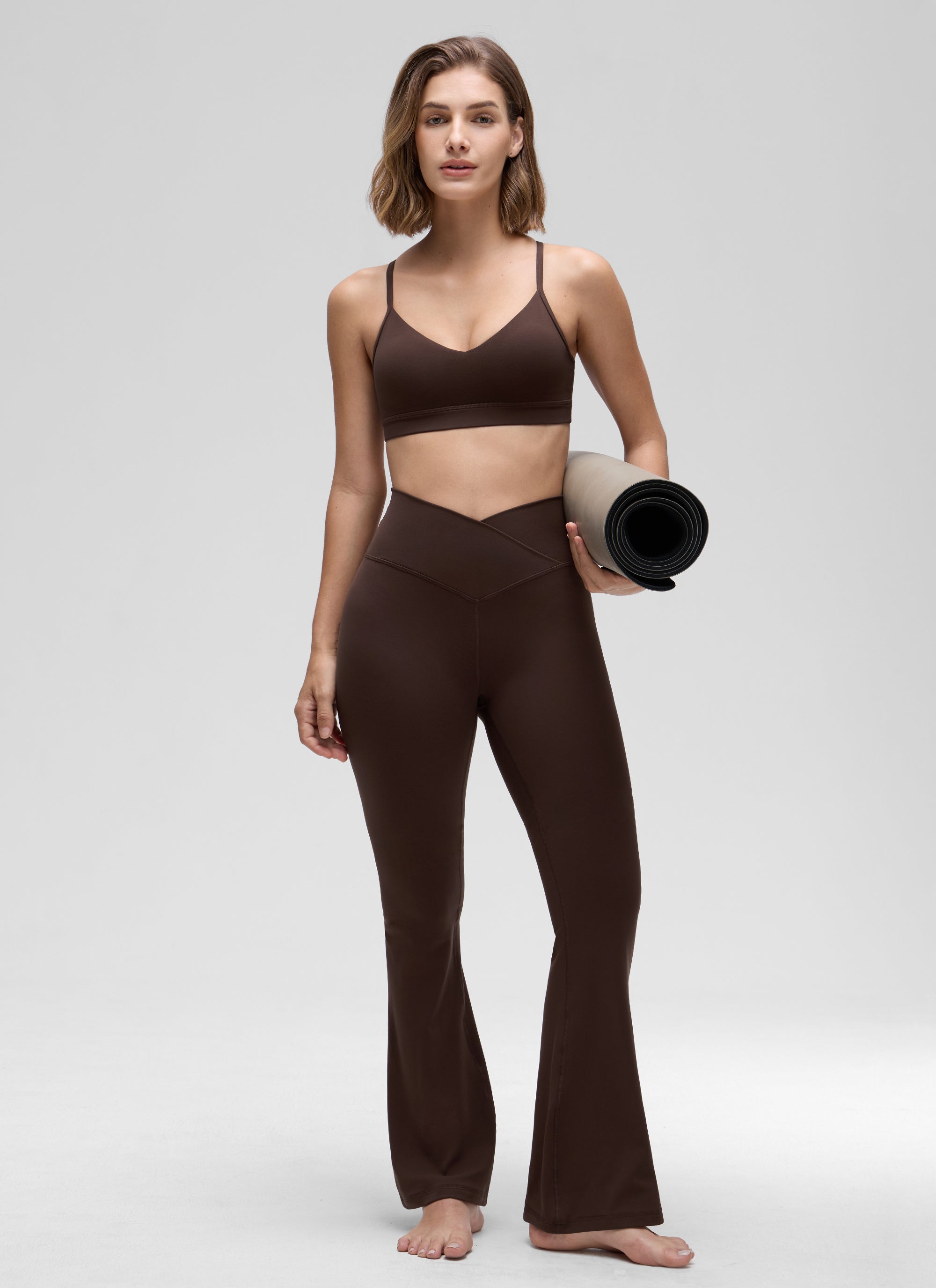 CRZ YOGA Damen Butterluxe V-Ausschnitt Verstellbar Spaghetti Sport BH Heißes Fudge-Brown