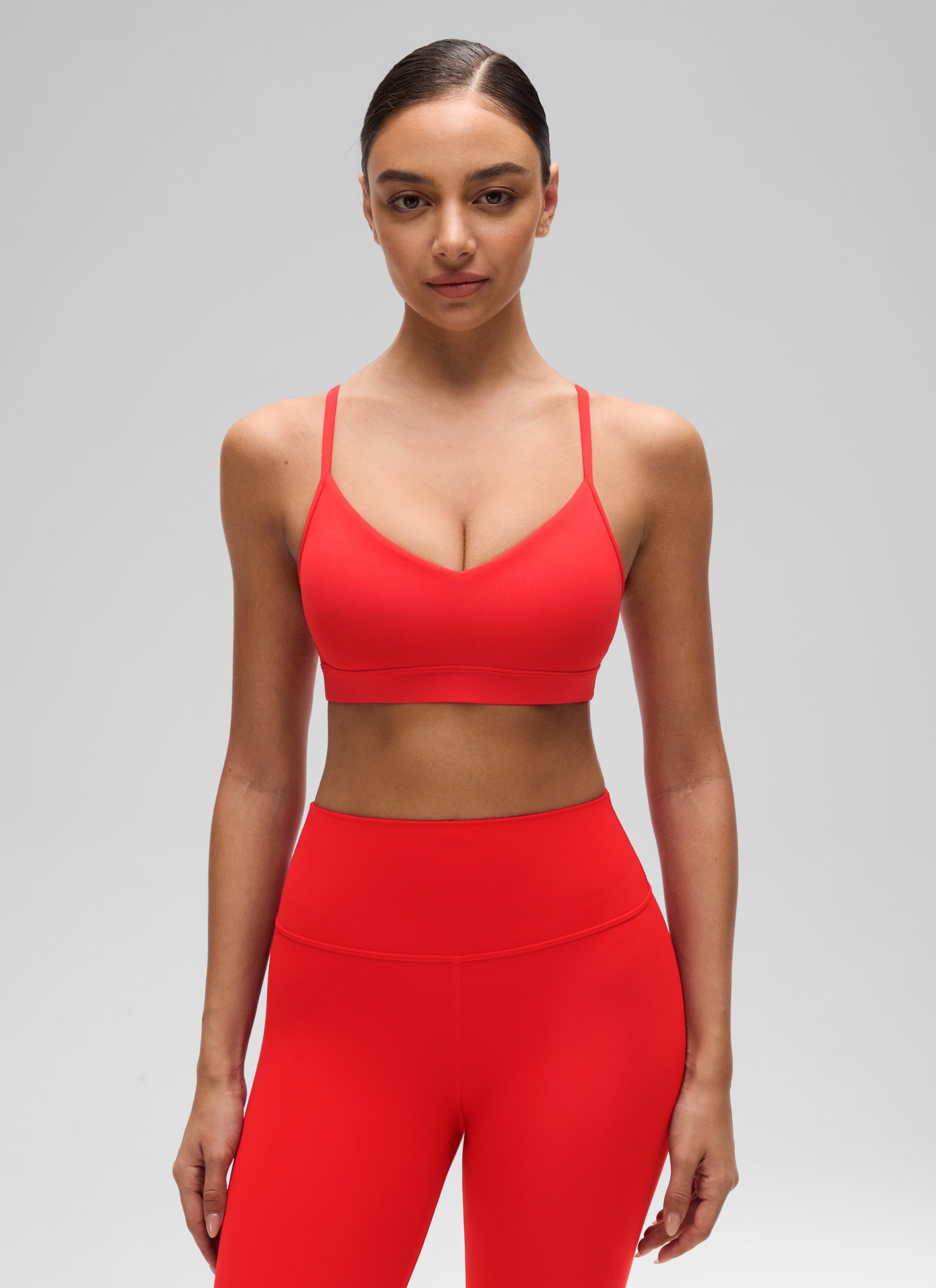 CRZ YOGA Damen Butterluxe V-Ausschnitt Verstellbar Spaghetti Sport BH Tiefrot