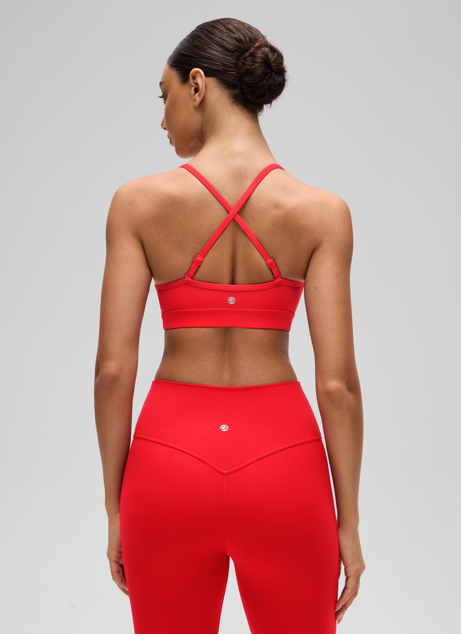 CRZ YOGA Damen Butterluxe V-Ausschnitt Verstellbar Spaghetti Sport BH Tiefrot