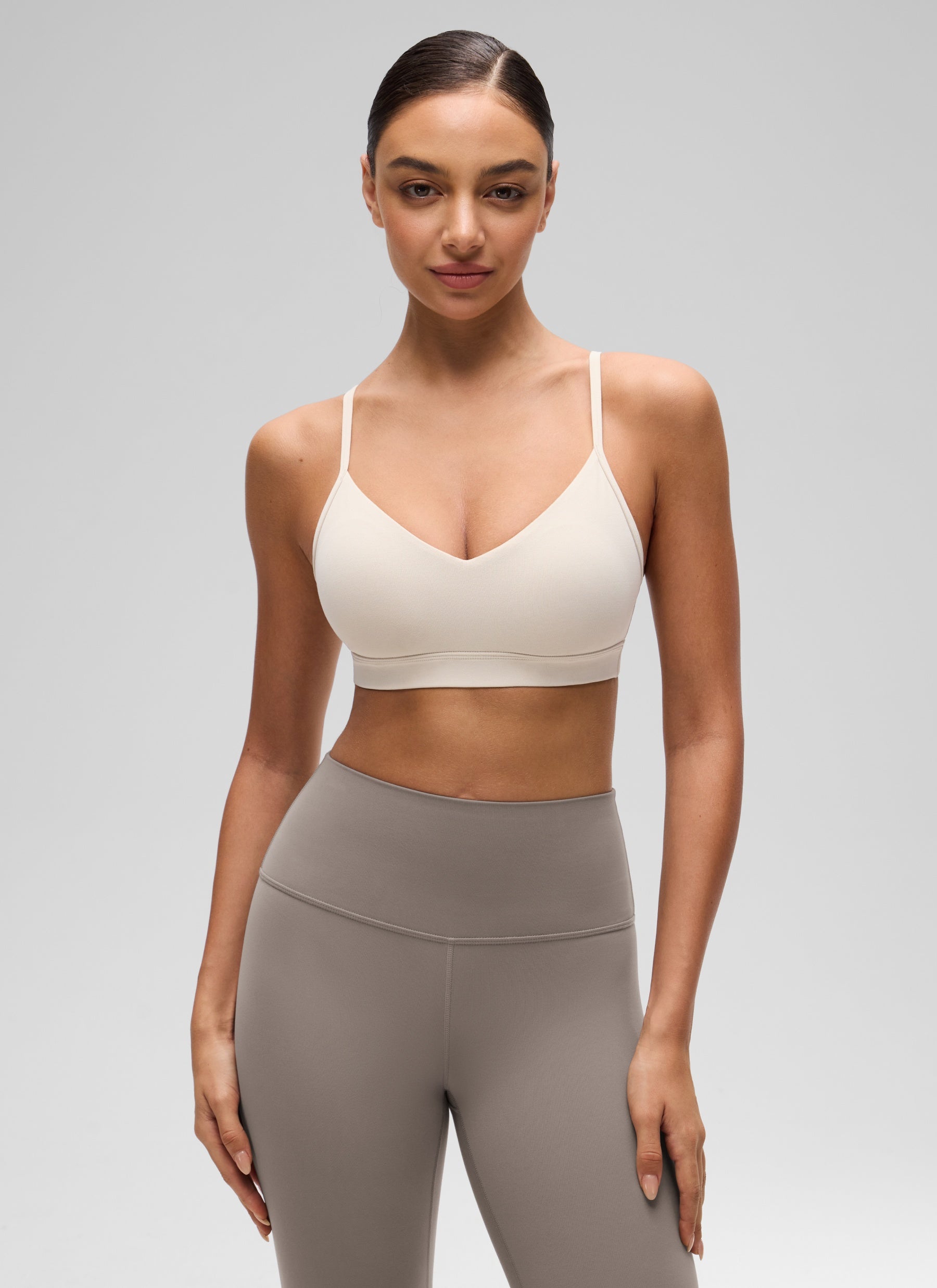 CRZ YOGA Damen Butterluxe V-Ausschnitt Verstellbar Spaghetti Sport BH Mojave-Braun