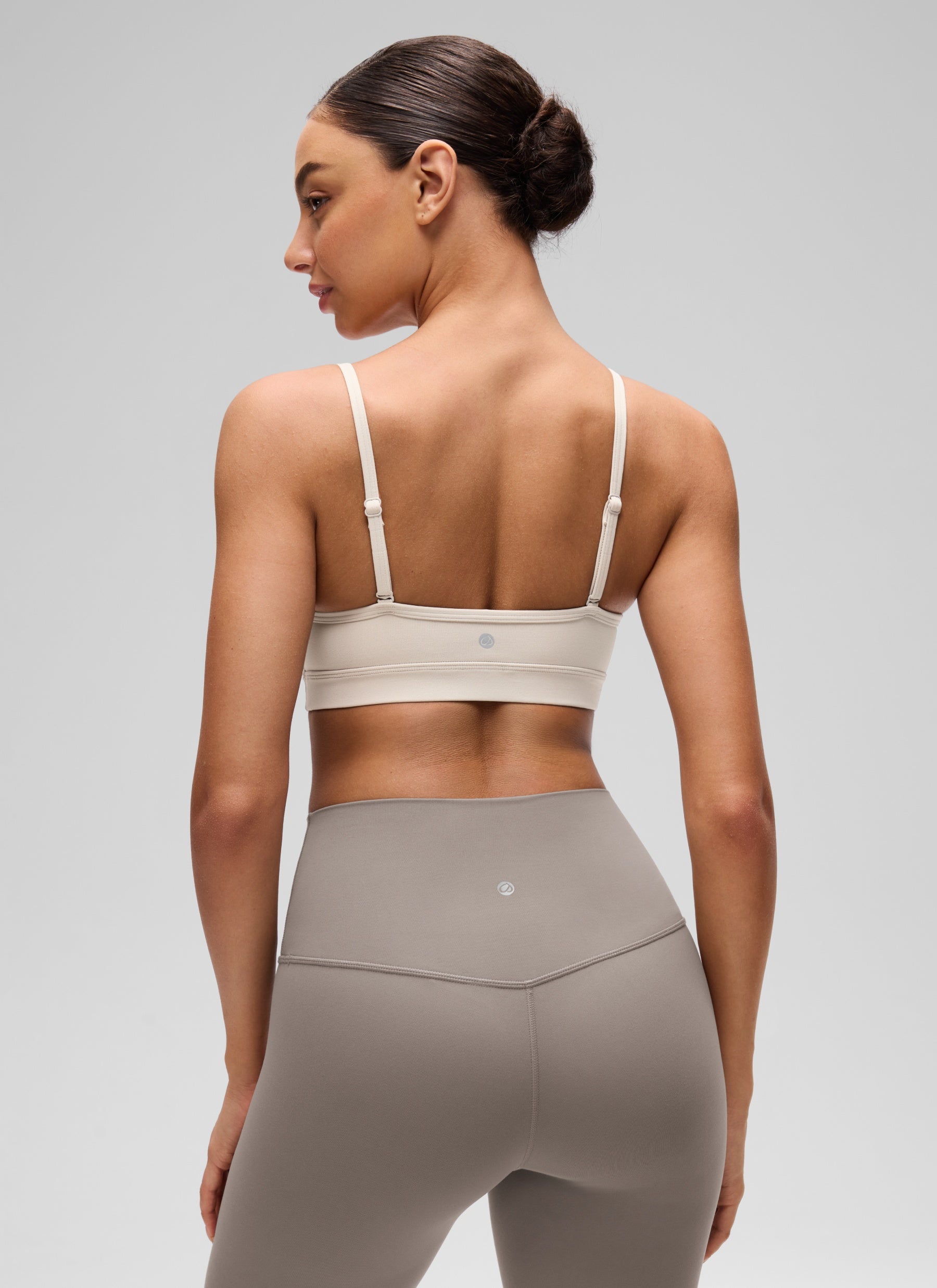 CRZ YOGA Damen Butterluxe V-Ausschnitt Verstellbar Spaghetti Sport BH Mojave-Braun