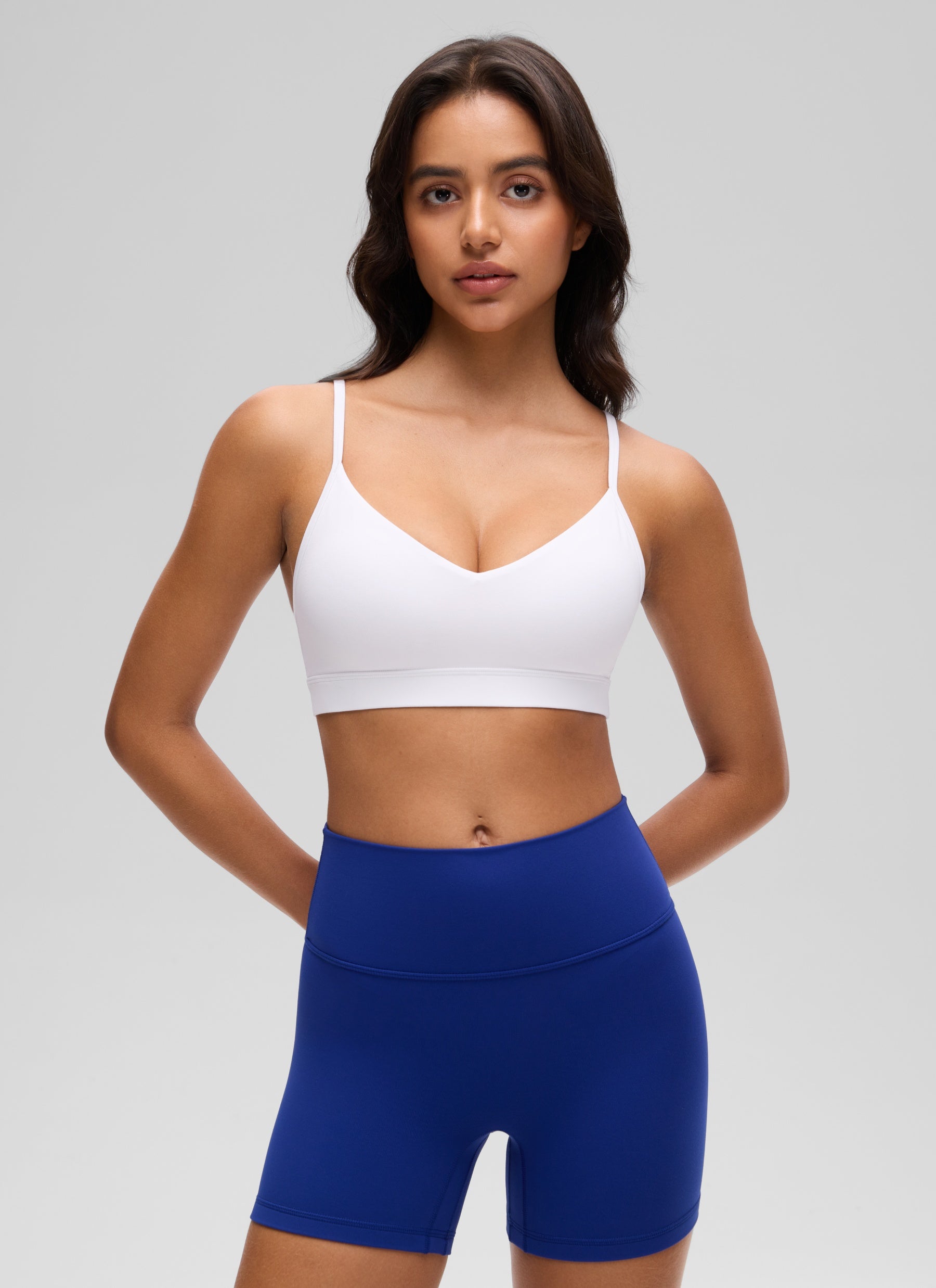 CRZ YOGA Damen Butterluxe V-Ausschnitt Verstellbar Spaghetti Sport BH Weiss