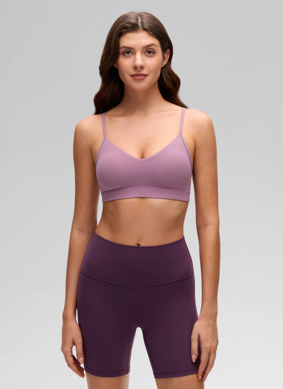 CRZ YOGA Damen Butterluxe V-Ausschnitt Verstellbar Spaghetti Sport BH Lavendel Hell