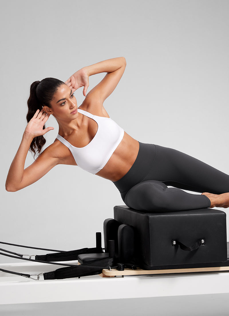 CRZ YOGA Women's Gym Top Butterlift Scoop Neck Bra Adjustable Straps Weiss
