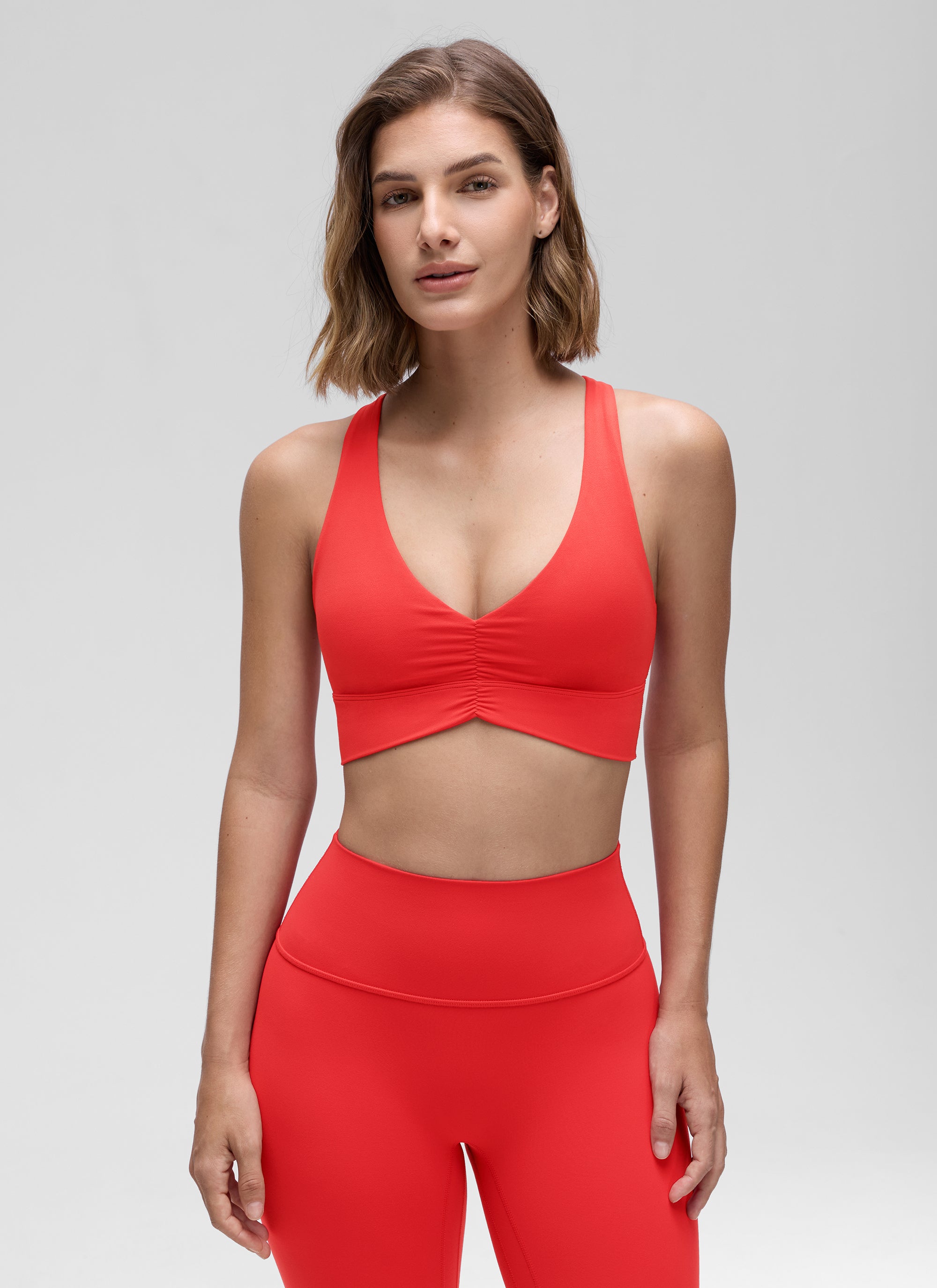CRZ YOGA Damen Butterluxe Gerüscht V-Ausschnitt Longline Sports BH Tiefrot
