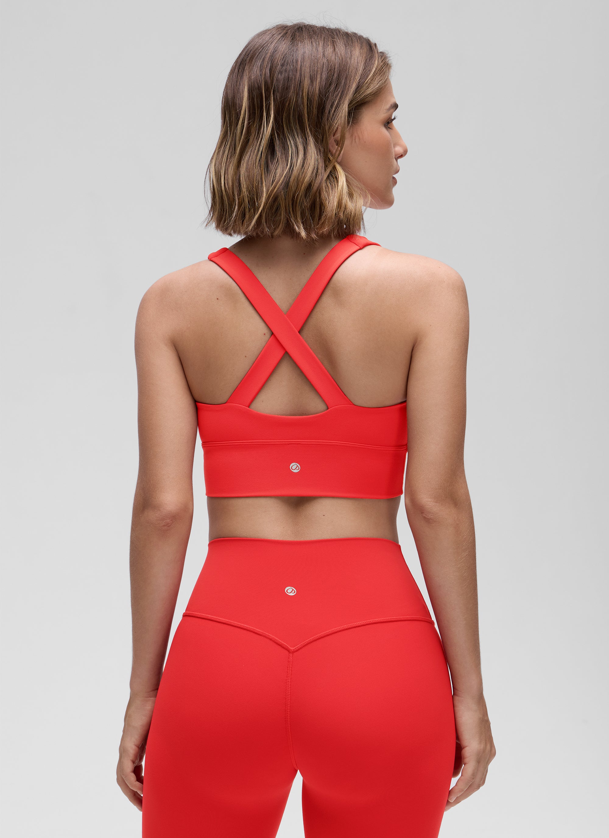 CRZ YOGA Damen Butterluxe Gerüscht V-Ausschnitt Longline Sports BH Tiefrot