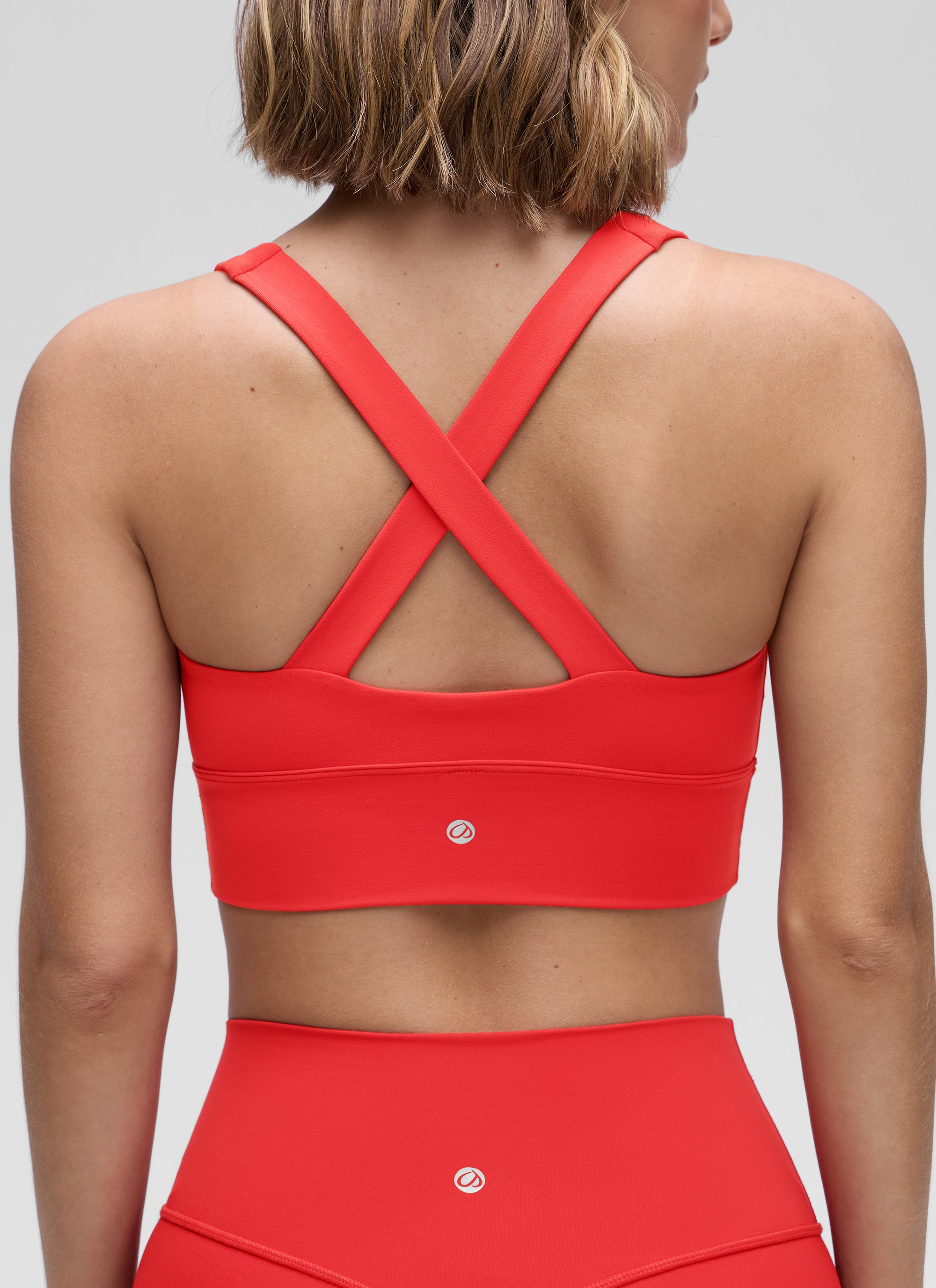 CRZ YOGA Damen Butterluxe Gerüscht V-Ausschnitt Longline Sports BH Tiefrot