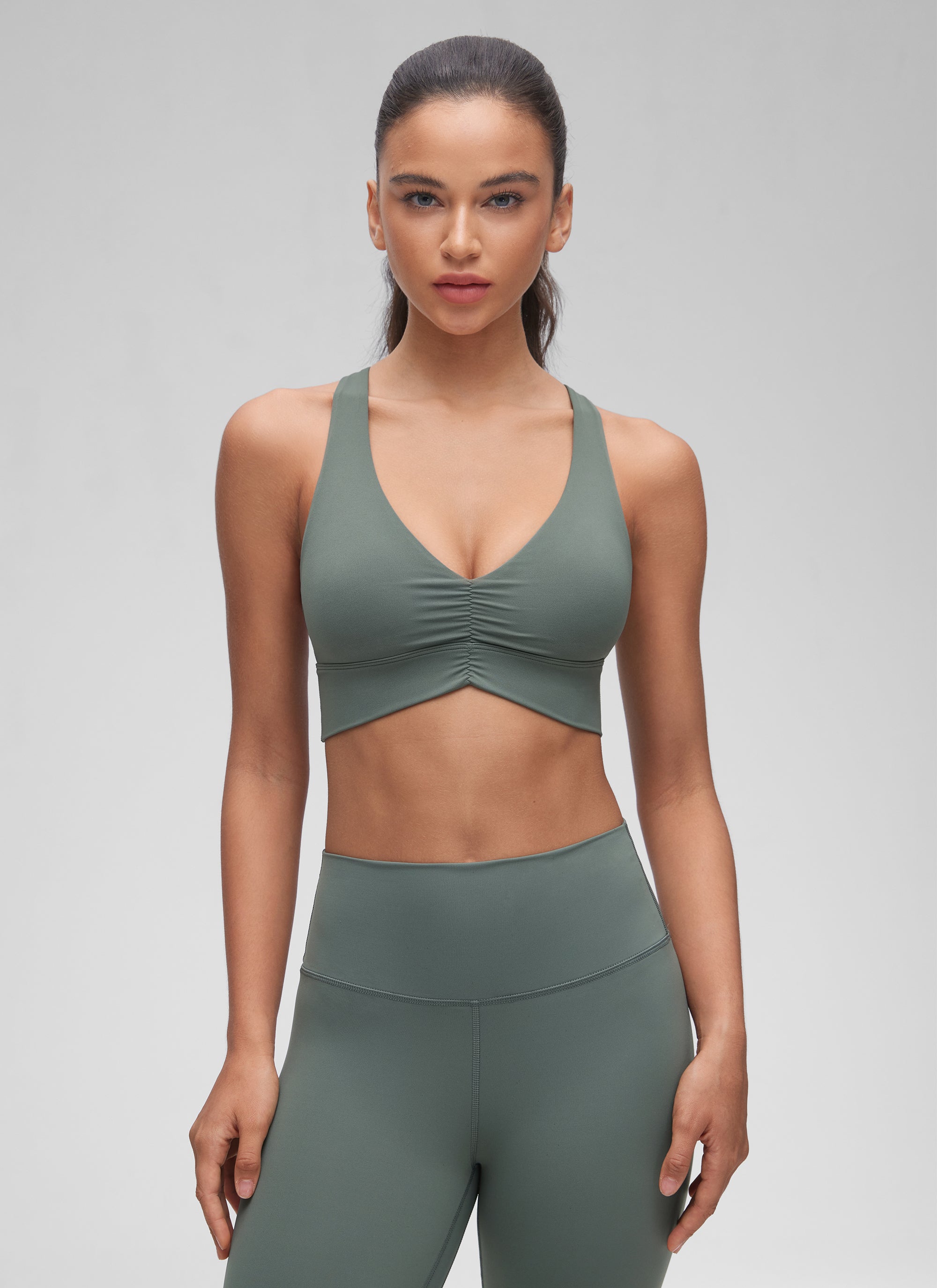 CRZ YOGA Damen Butterluxe Gerüscht V-Ausschnitt Longline Sports BH Grauer Salbei
