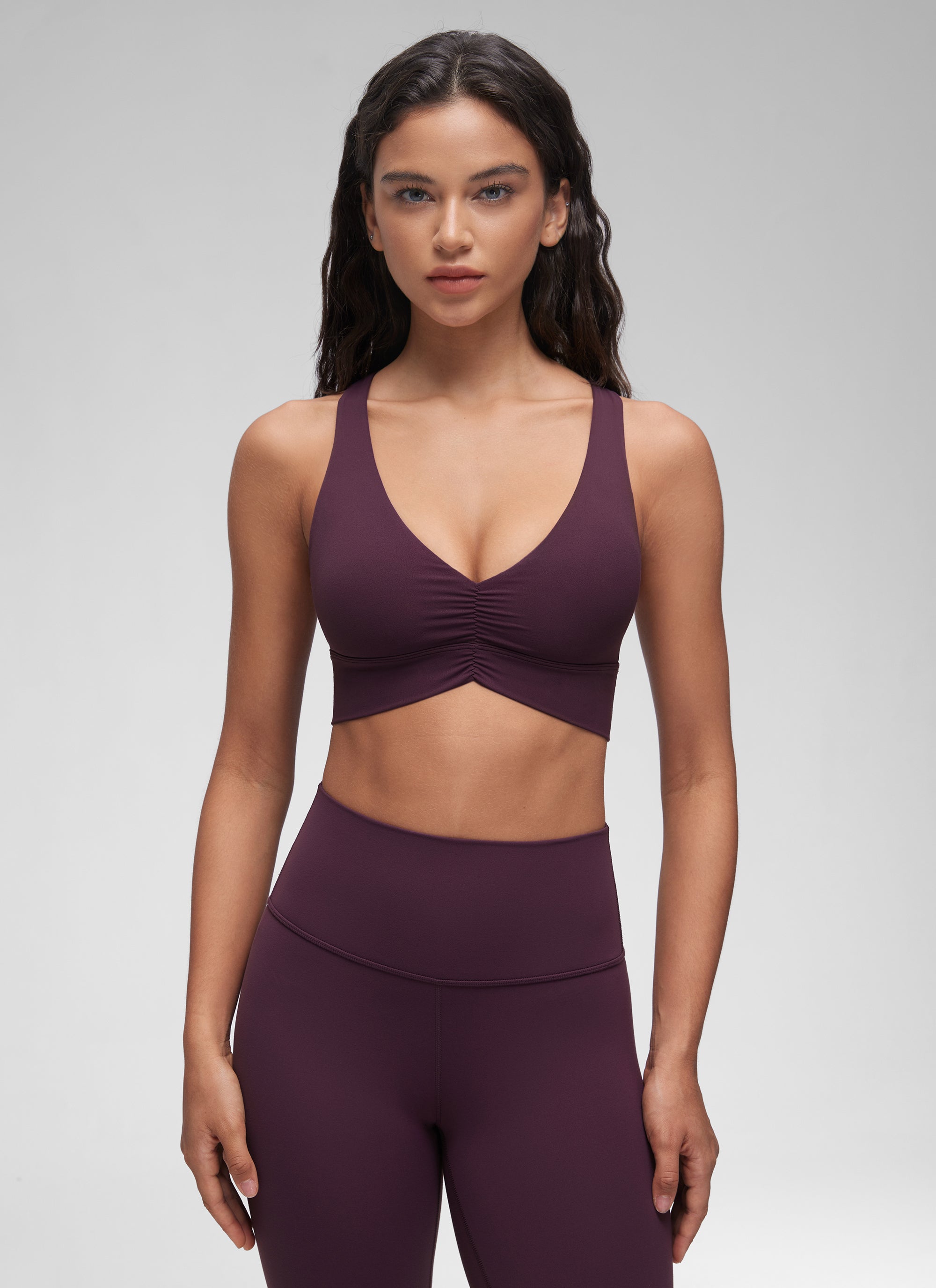 CRZ YOGA Damen Butterluxe Gerüscht V-Ausschnitt Longline Sports BH Dunkellila
