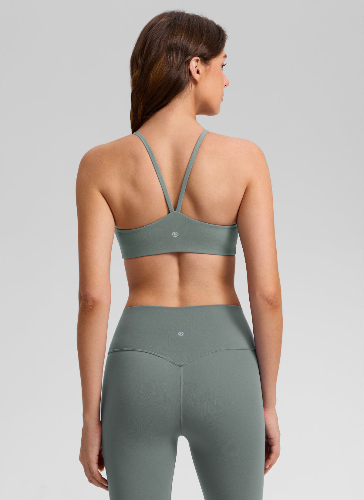 CRZ YOGA Damen Butterlift Doppelt Gefüttert V-Rücken Sports BHs Grauer Salbei