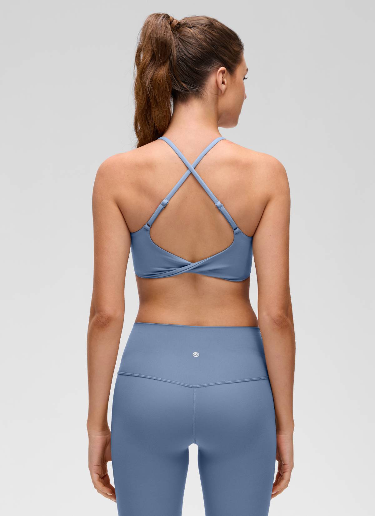 CRZ YOGA Damen Butterluxe Verdrehter Criss-Cross-Rücken Sports BHs Gewaschener Denim @model_info:Gelya