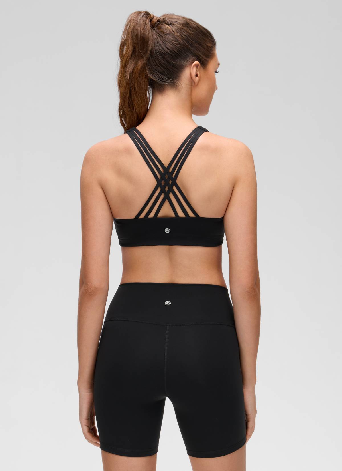 CRZ YOGA Women's Butterluxe Yoga V Neck Strappy Back Sports Bra Schwarz