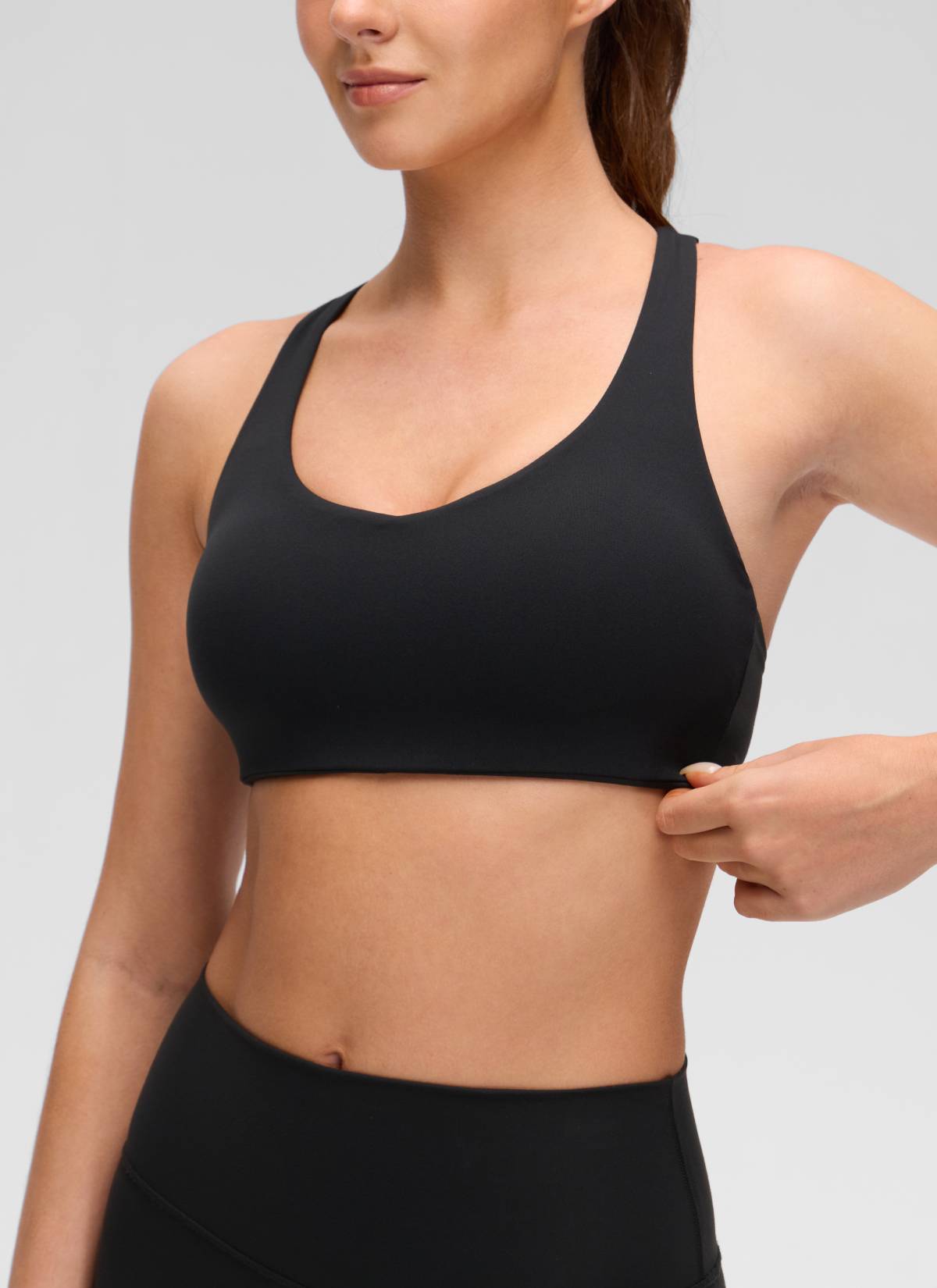 CRZ YOGA Women's Butterluxe Yoga V Neck Strappy Back Sports Bra Schwarz