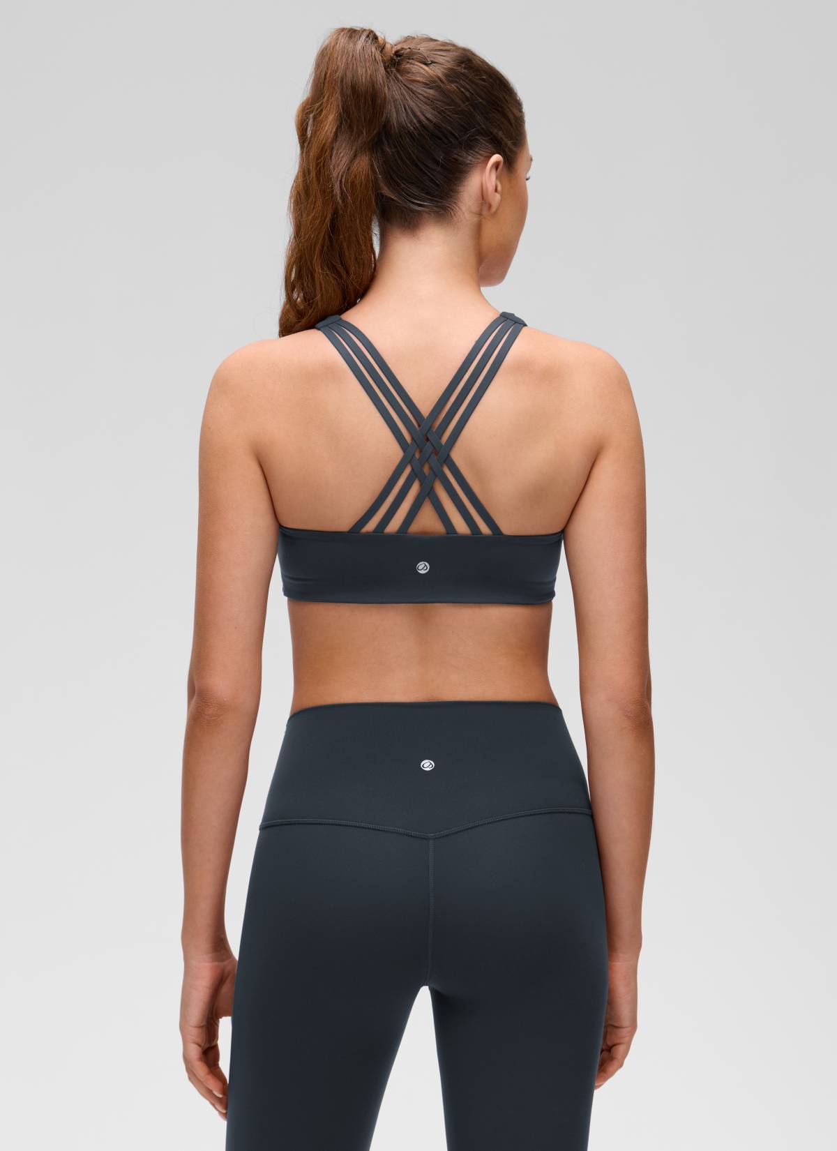 CRZ YOGA Women's Butterluxe Yoga V Neck Strappy Back Sports Bra Echte Marine