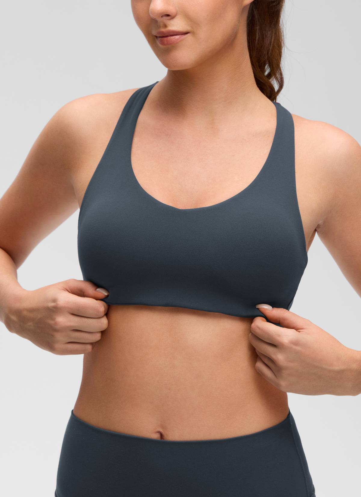 CRZ YOGA Women's Butterluxe Yoga V Neck Strappy Back Sports Bra Echte Marine