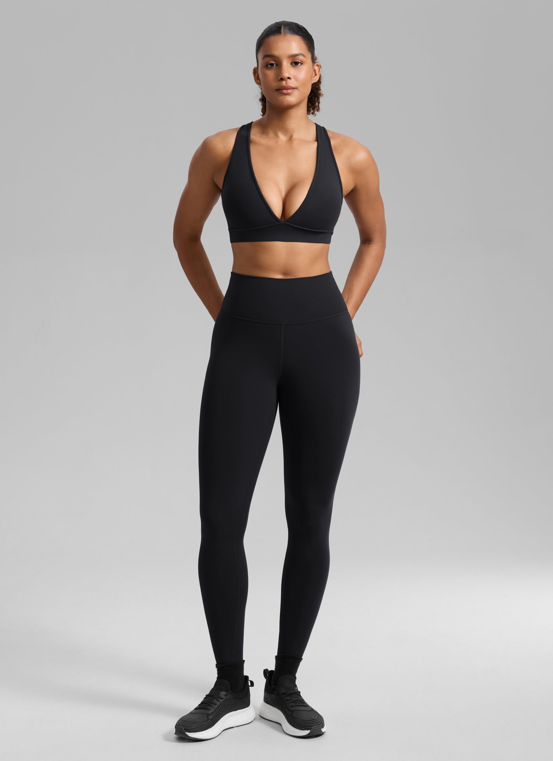 CRZ YOGA Damen Butterlift Tiefer V-Ausschnitt Breite Riemen Sports BHs Schwarz @model_info:Barbara