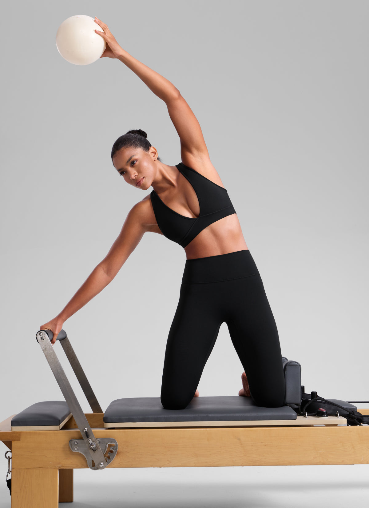 CRZ YOGA Damen Butterlift Tiefer V-Ausschnitt Breite Riemen Sports BHs Schwarz