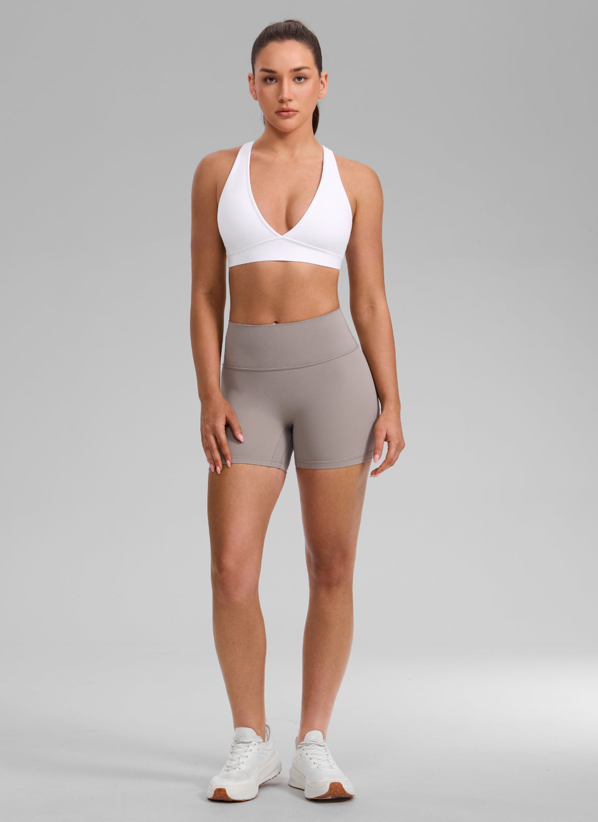 CRZ YOGA Damen Butterlift Tiefer V-Ausschnitt Breite Riemen Sports BHs Weiss
