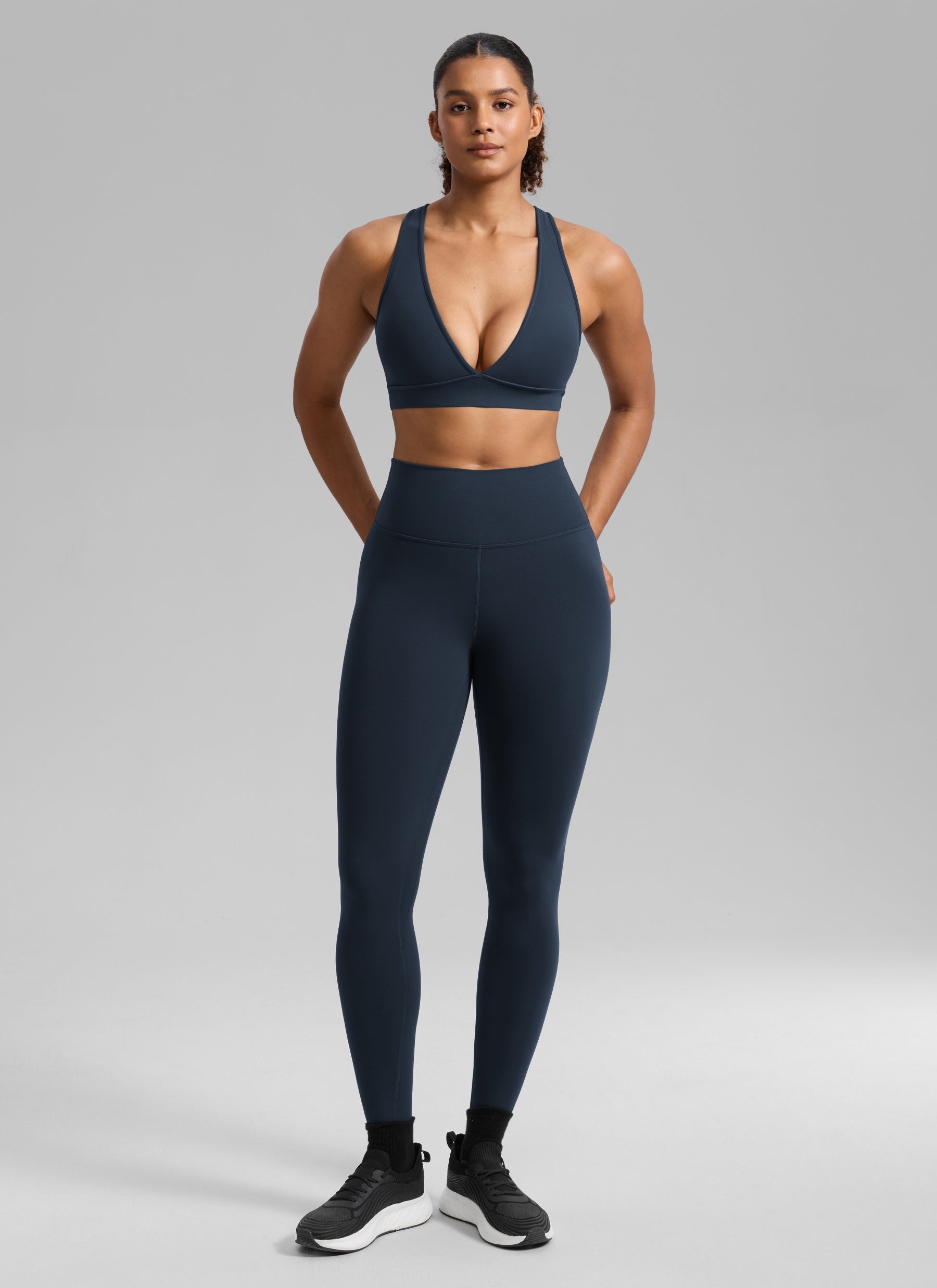 CRZ YOGA Damen Butterlift Tiefer V-Ausschnitt Breite Riemen Sports BHs Echte Marine @model_info:Barbara