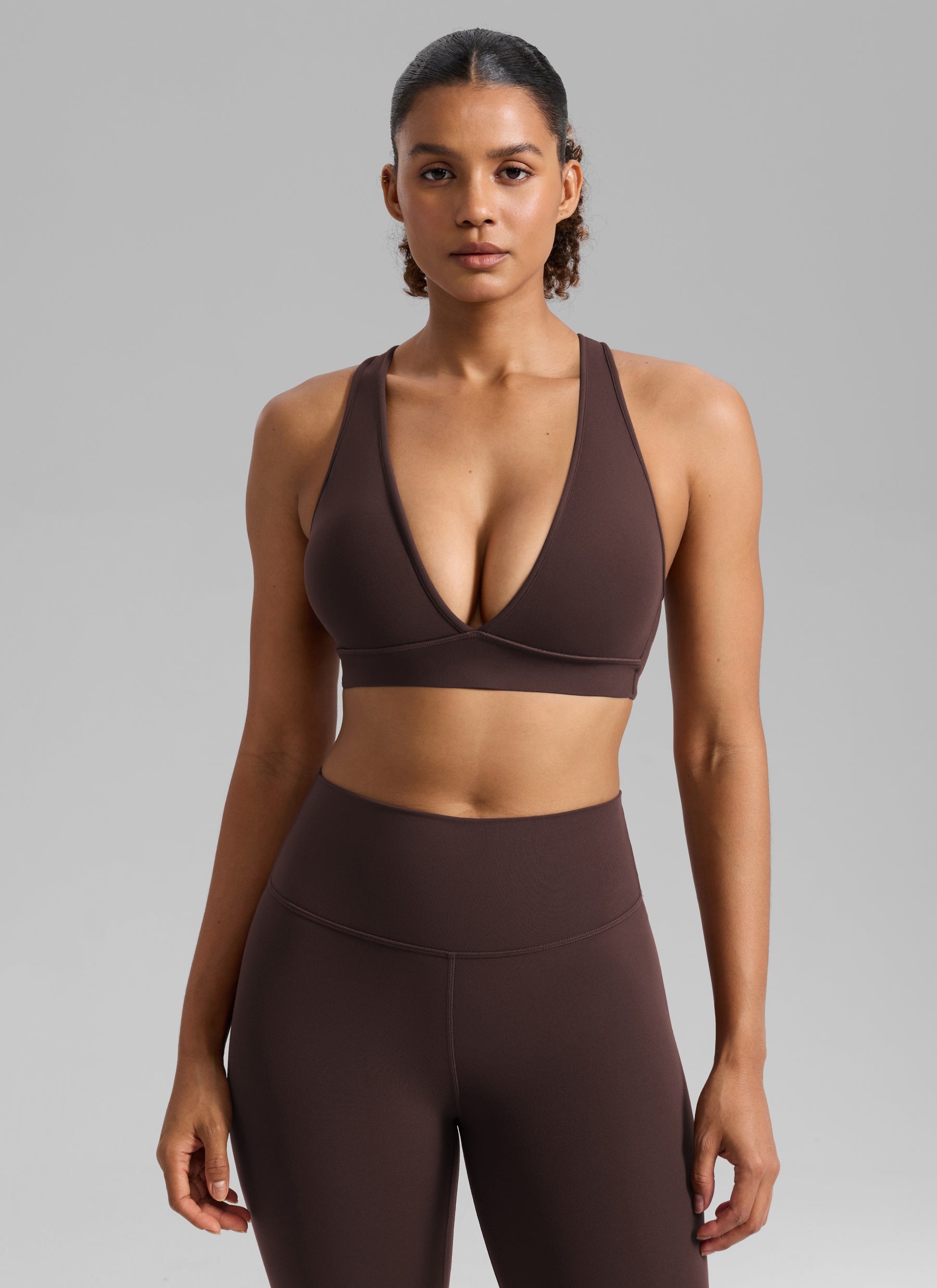 CRZ YOGA Damen Butterlift Tiefer V-Ausschnitt Breite Riemen Sports BHs Heißes Fudge-Brown @model_info:Barbara