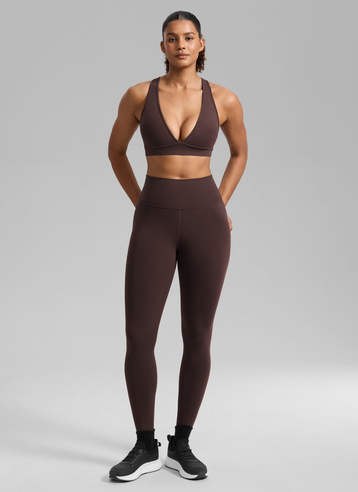 CRZ YOGA Damen Butterlift Tiefer V-Ausschnitt Breite Riemen Sports BHs Heißes Fudge-Brown @model_info:Barbara