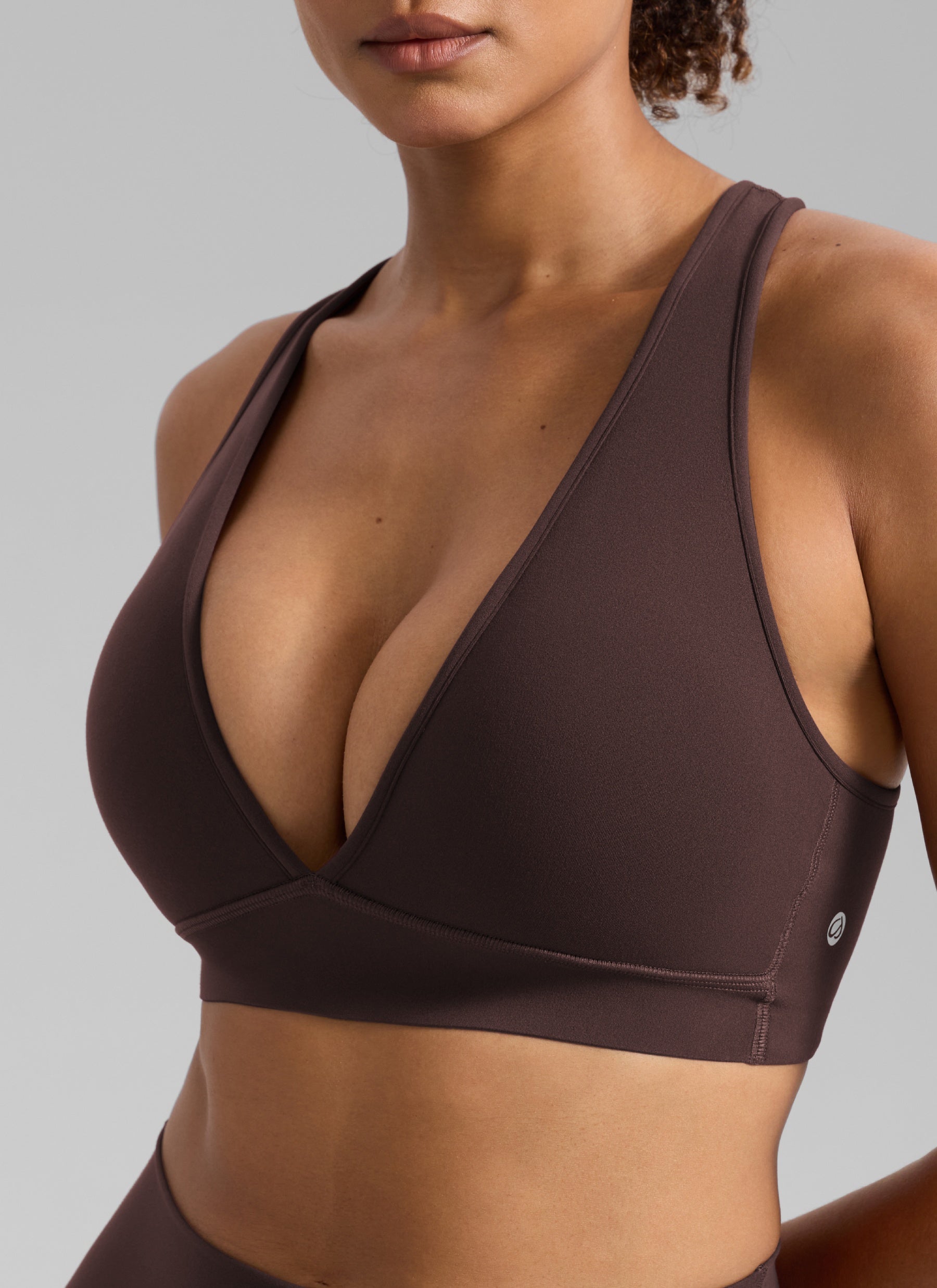 CRZ YOGA Damen Butterlift Tiefer V-Ausschnitt Breite Riemen Sports BHs Heißes Fudge-Brown @model_info:Barbara