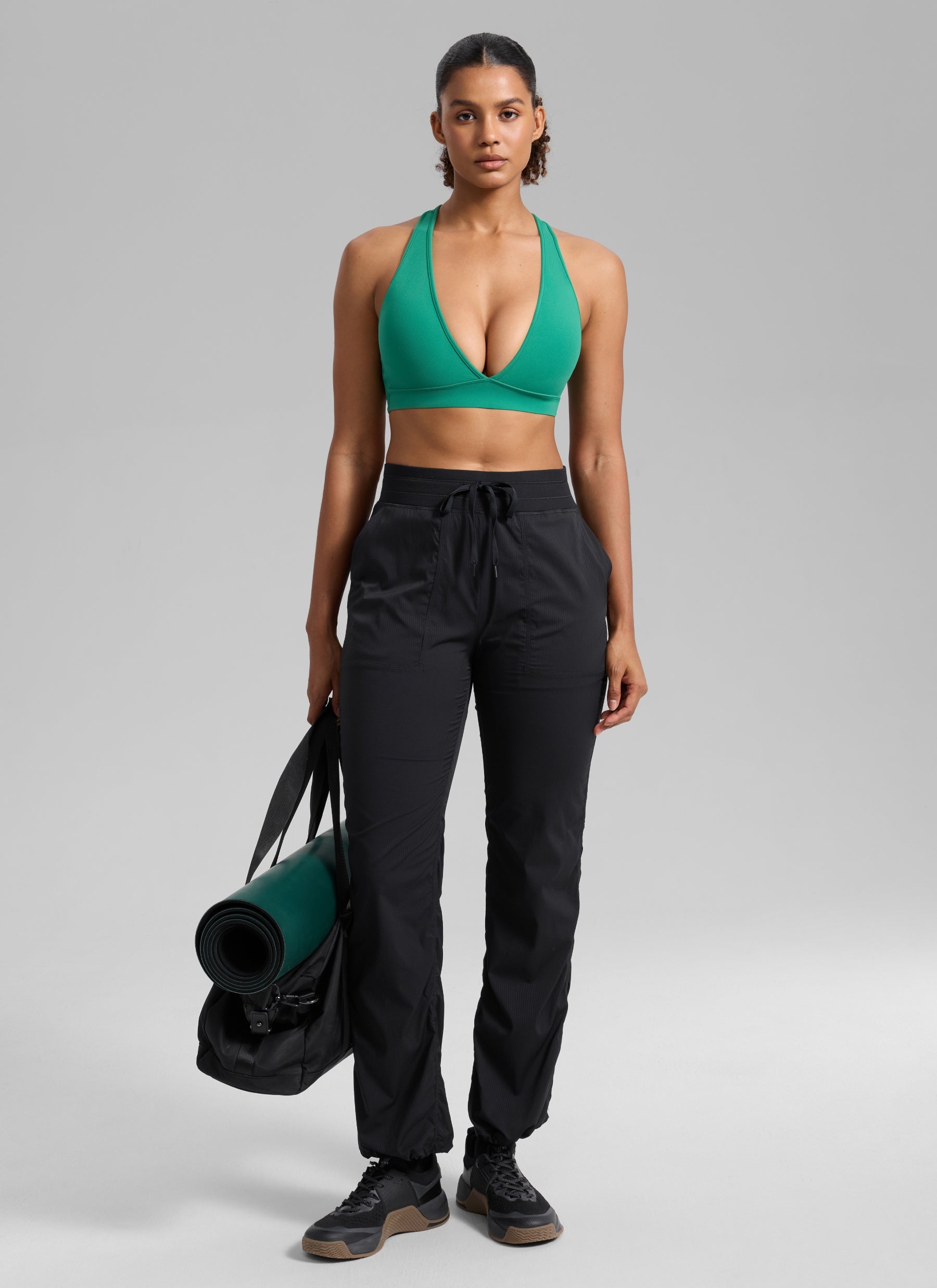 CRZ YOGA Damen Butterlift Tiefer V-Ausschnitt Breite Riemen Sports BHs Cascadia Grün @model_info:Barbara