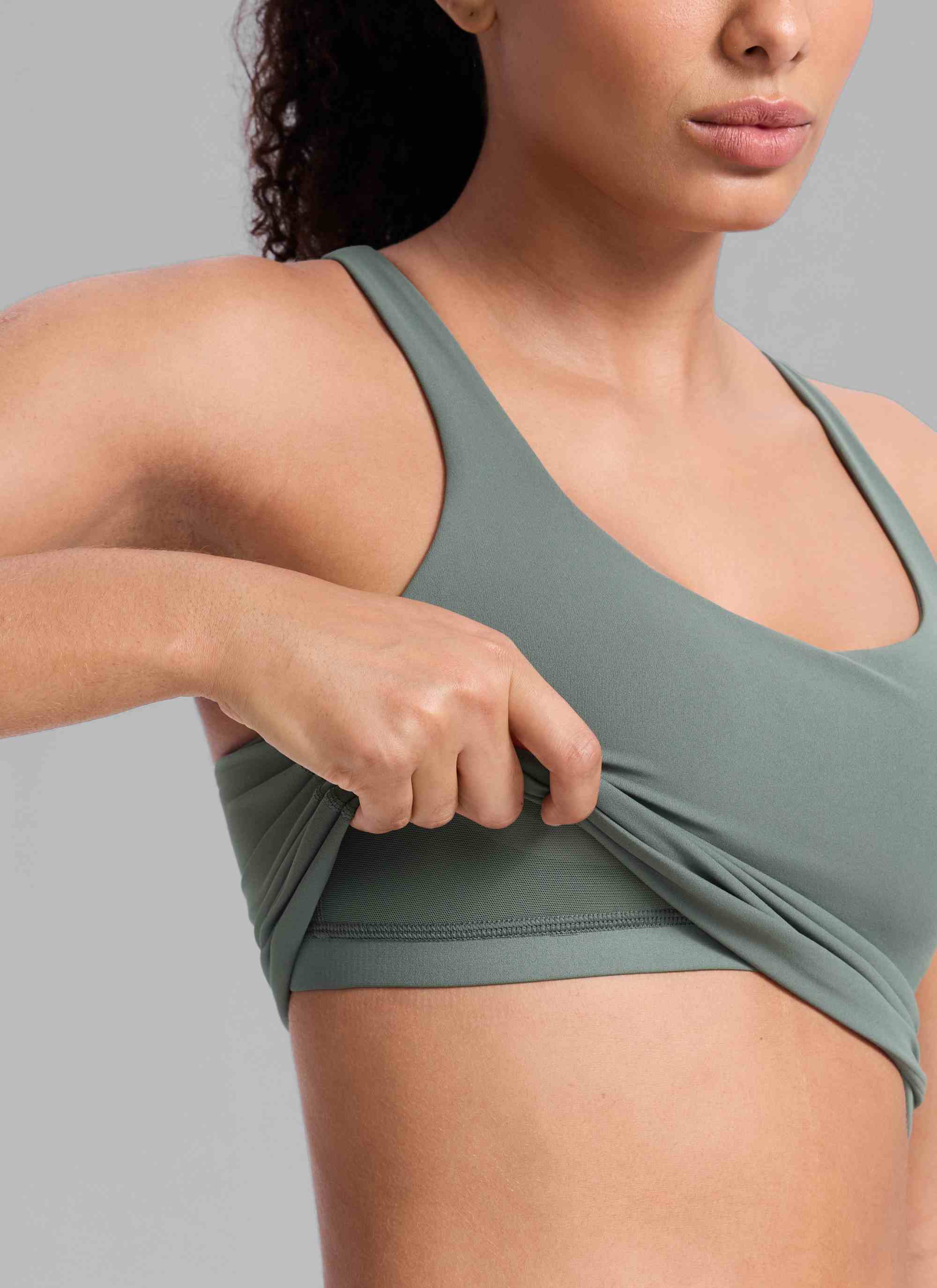 CRZ YOGA Damen Butterlift Verstellbarer Riemen V-Ausschnitt Tanktops Grauer Salbei