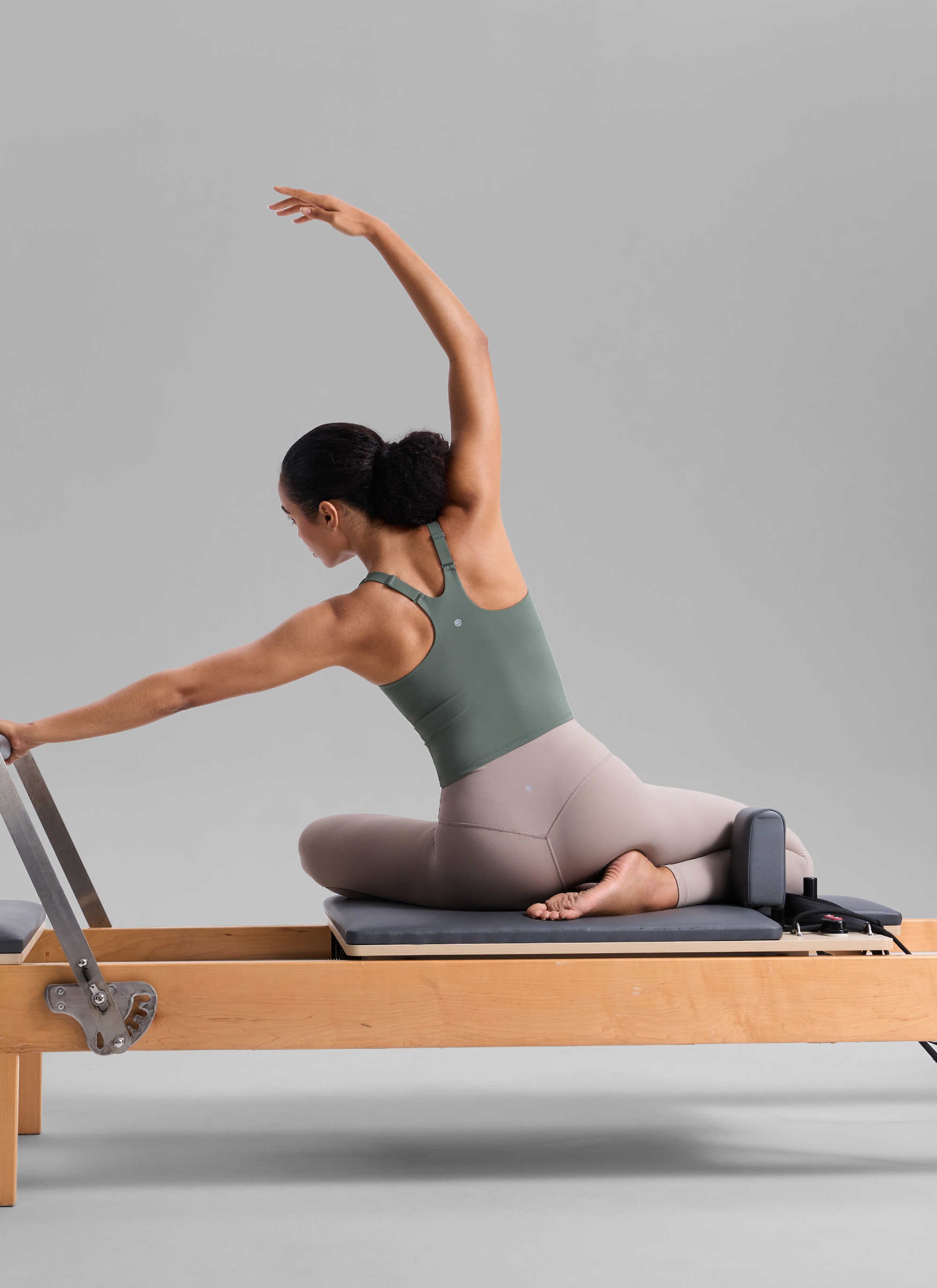 CRZ YOGA Damen Butterlift Verstellbarer Riemen V-Ausschnitt Tanktops Grauer Salbei