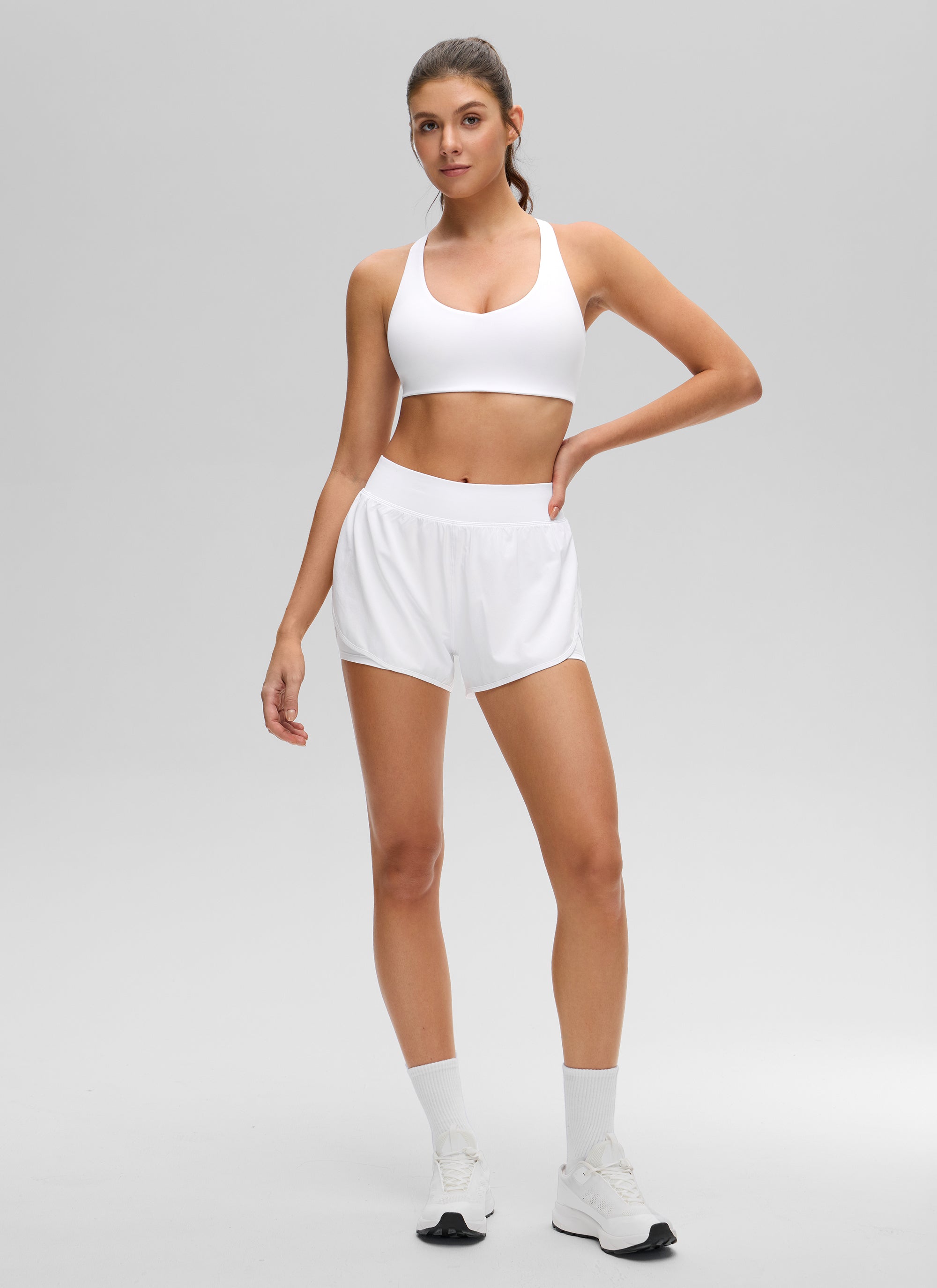 CRZ YOGA Damen Butterluxe V-Ausschnitt Racerback Sport BH Weiss