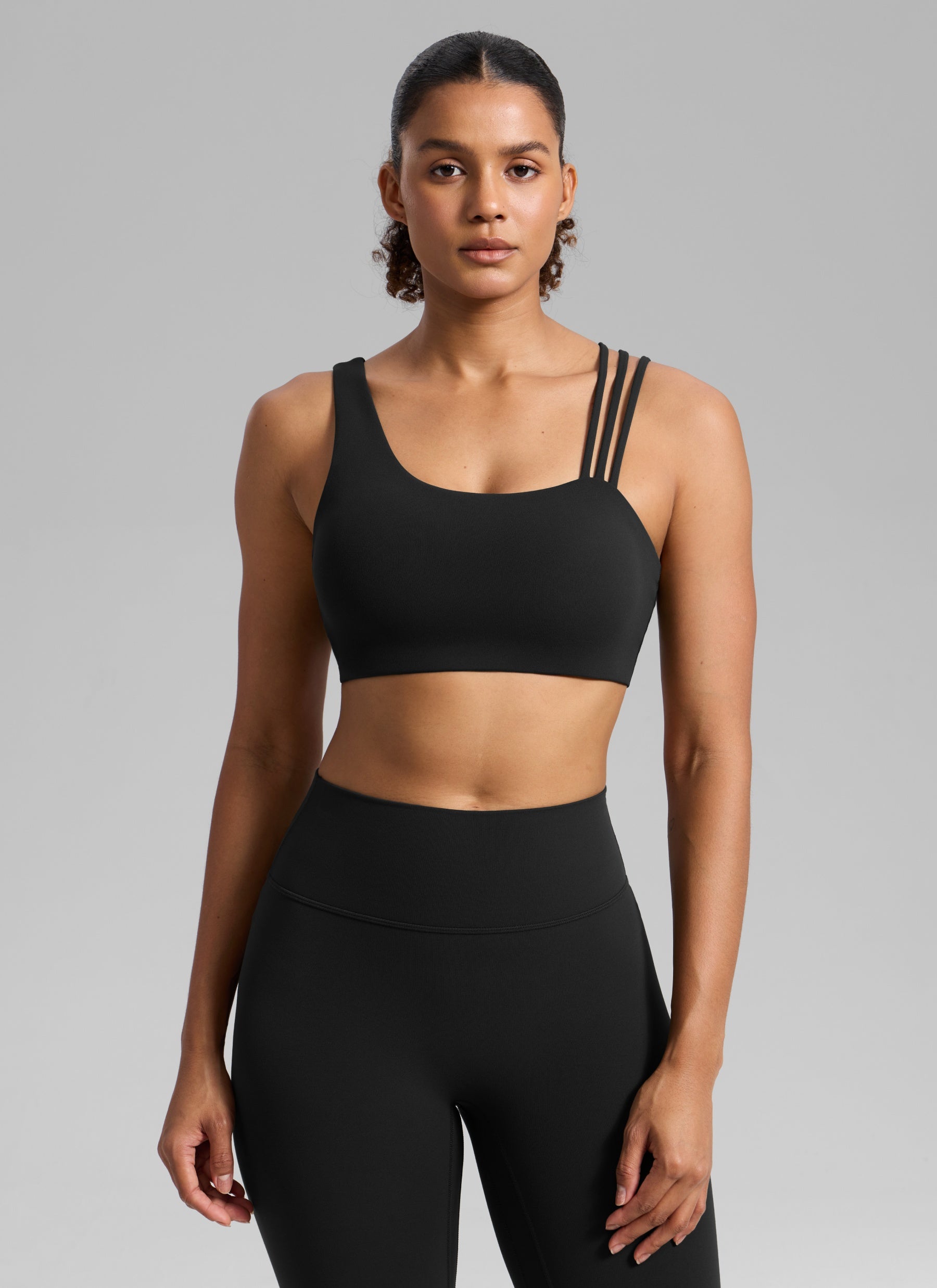 CRZ YOGA Damen Butterlift Sport-BH mit Asymmetrischen Trägern Schwarz @model_info:Barbara