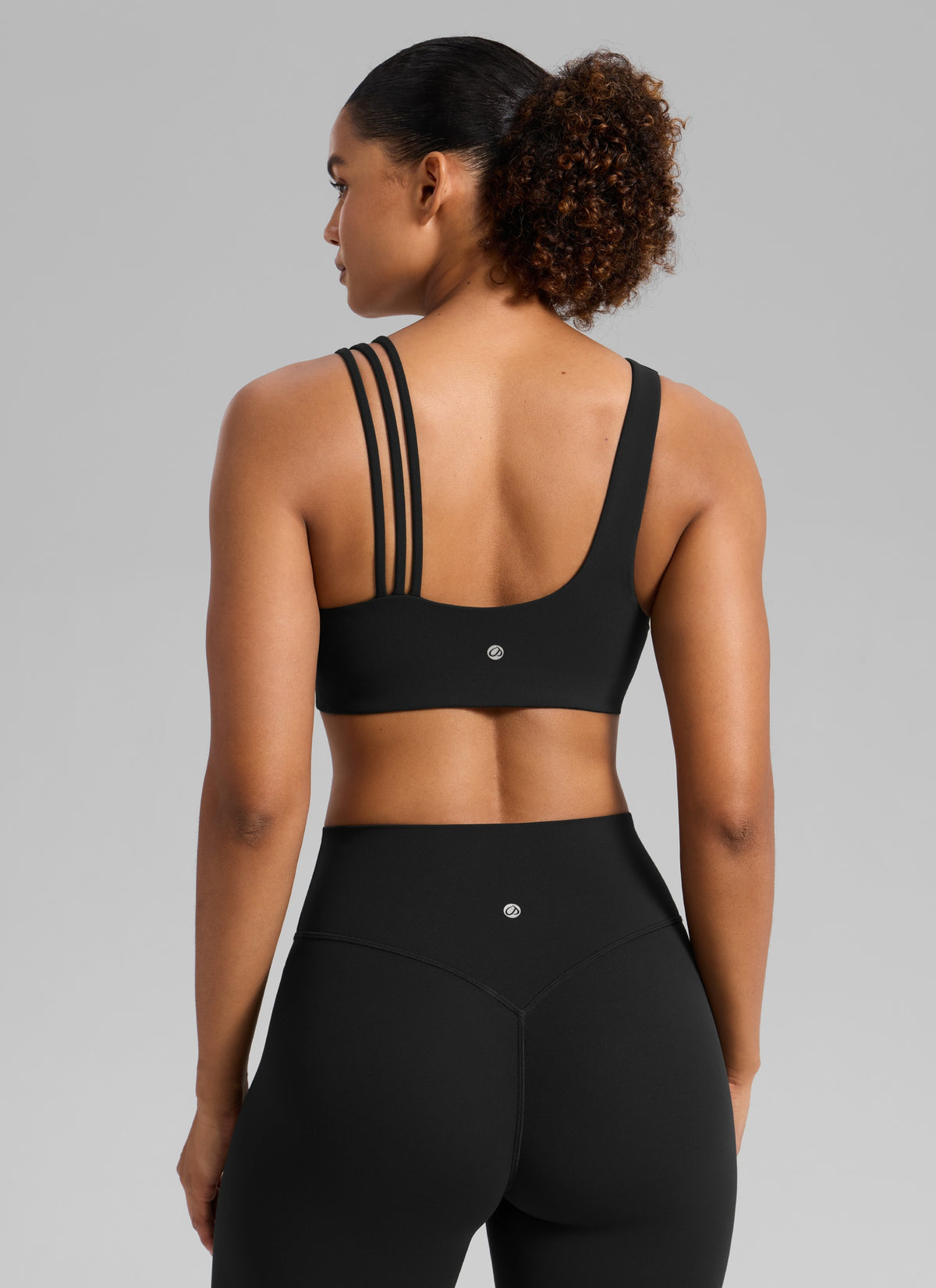 CRZ YOGA Damen Butterlift Sport-BH mit Asymmetrischen Trägern Schwarz @model_info:Barbara