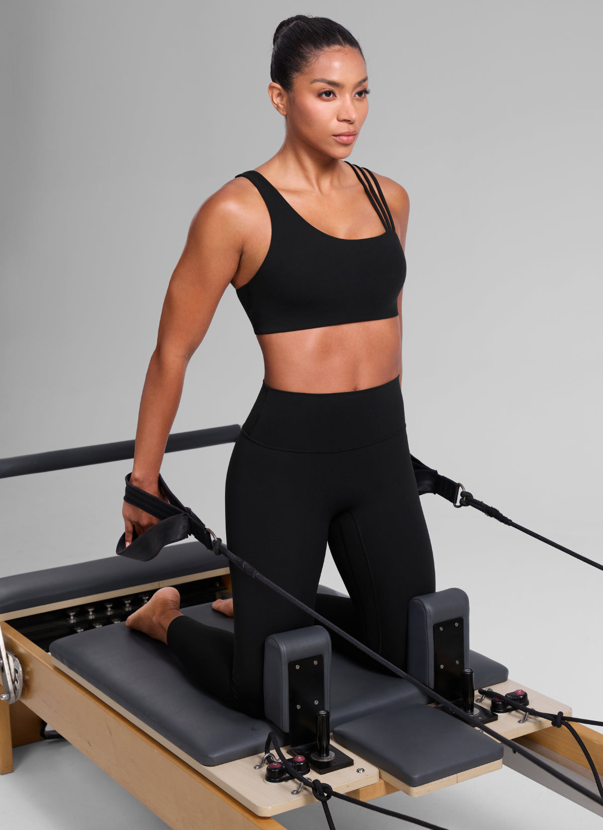 CRZ YOGA Damen Butterlift Sport-BH mit Asymmetrischen Trägern Schwarz